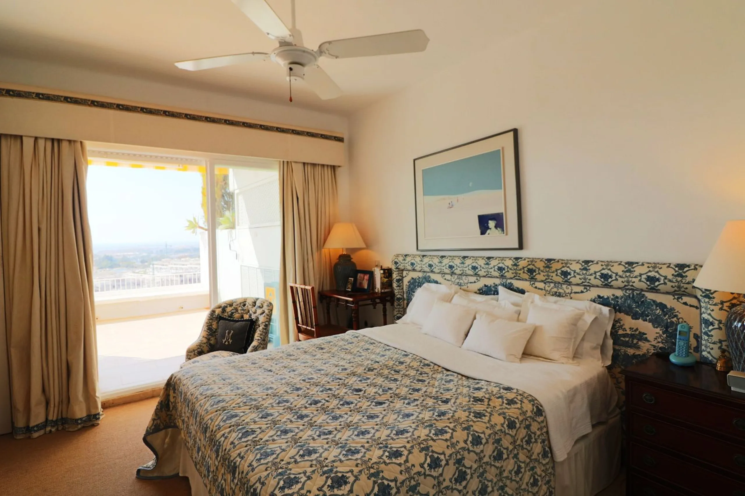 Splendid 2 bedroom luxury flat in one of the best urbanisations on Marbella's Golden Mile.