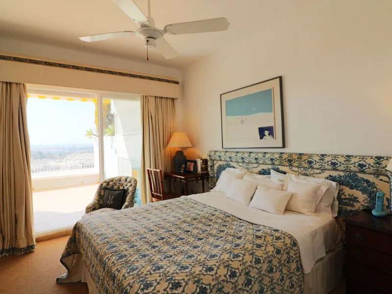 Splendid 2 bedroom luxury flat in one of the best urbanisations on Marbella's Golden Mile.
