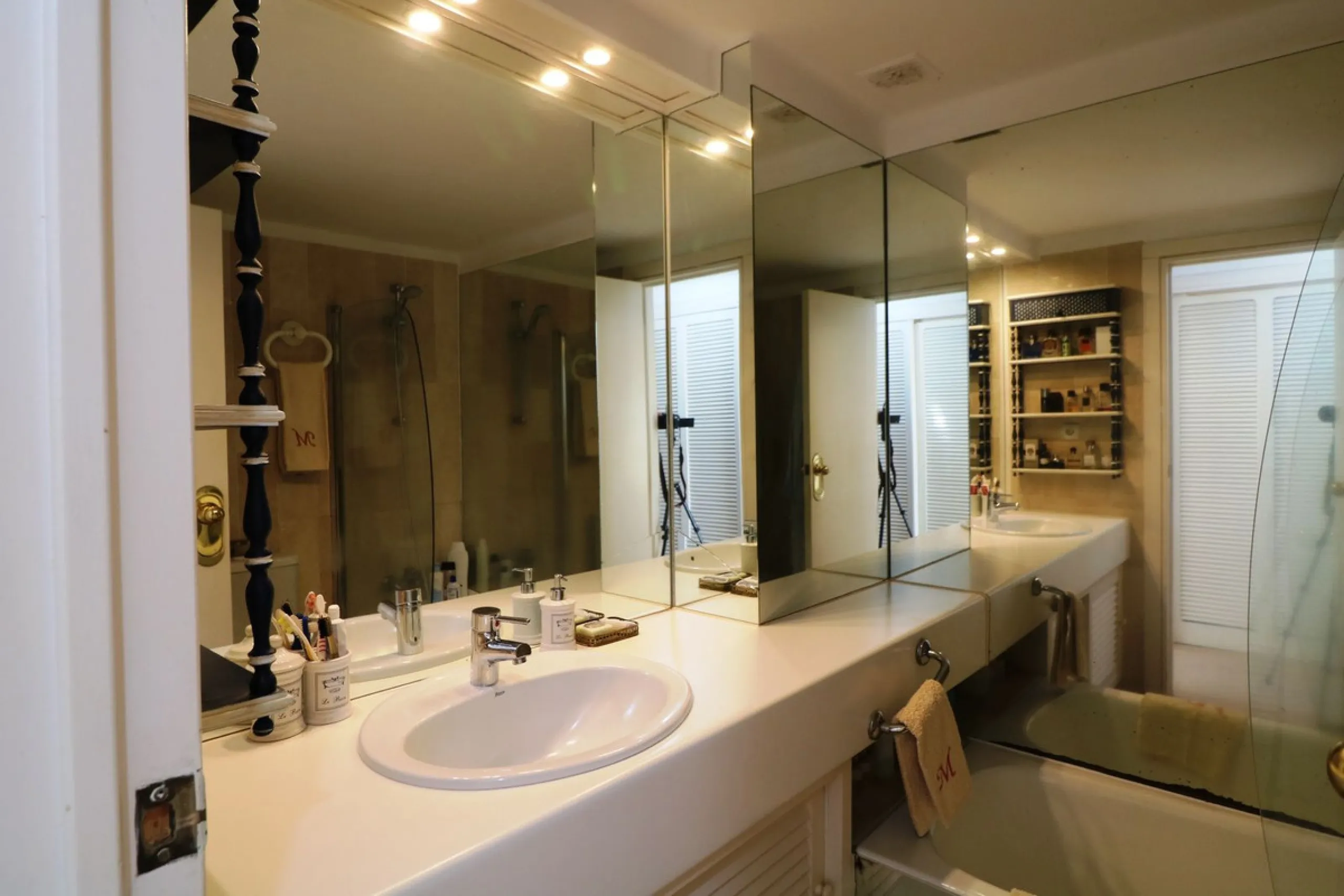 Splendid 2 bedroom luxury flat in one of the best urbanisations on Marbella's Golden Mile.