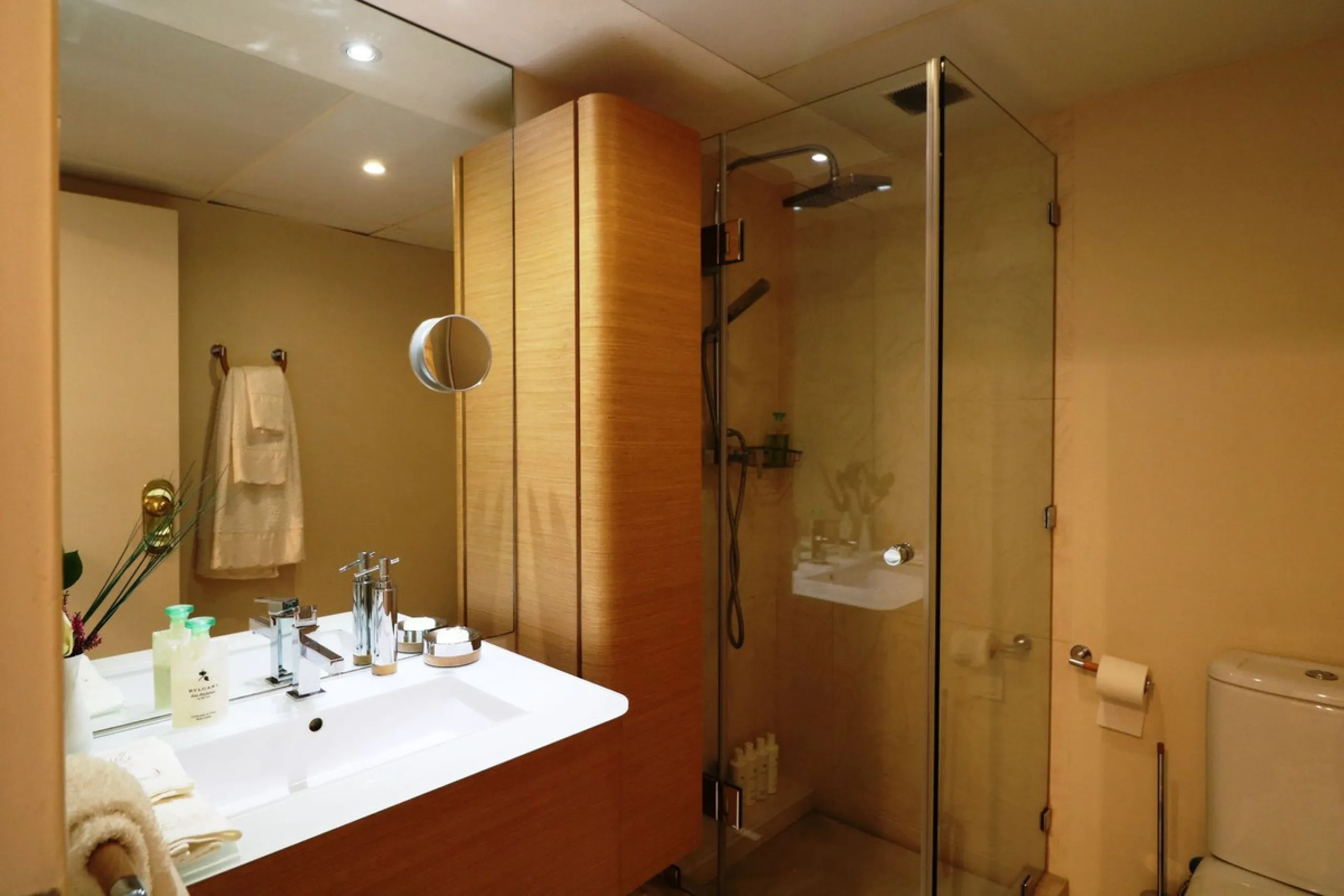 Splendid 2 bedroom luxury flat in one of the best urbanisations on Marbella's Golden Mile.