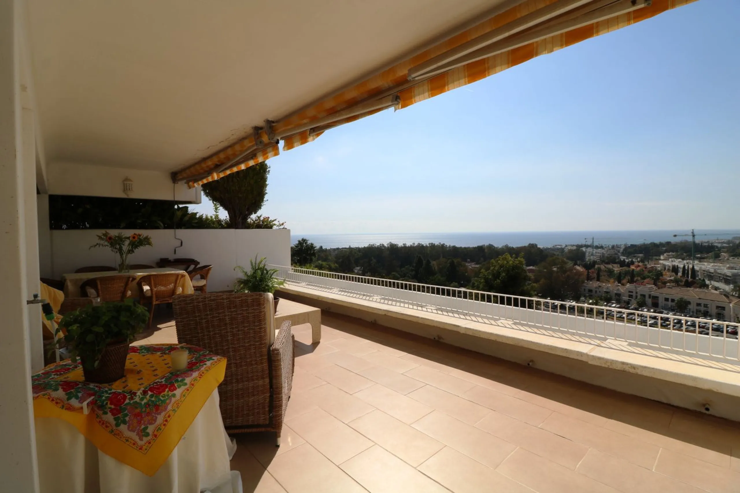 Splendid 2 bedroom luxury flat in one of the best urbanisations on Marbella's Golden Mile.