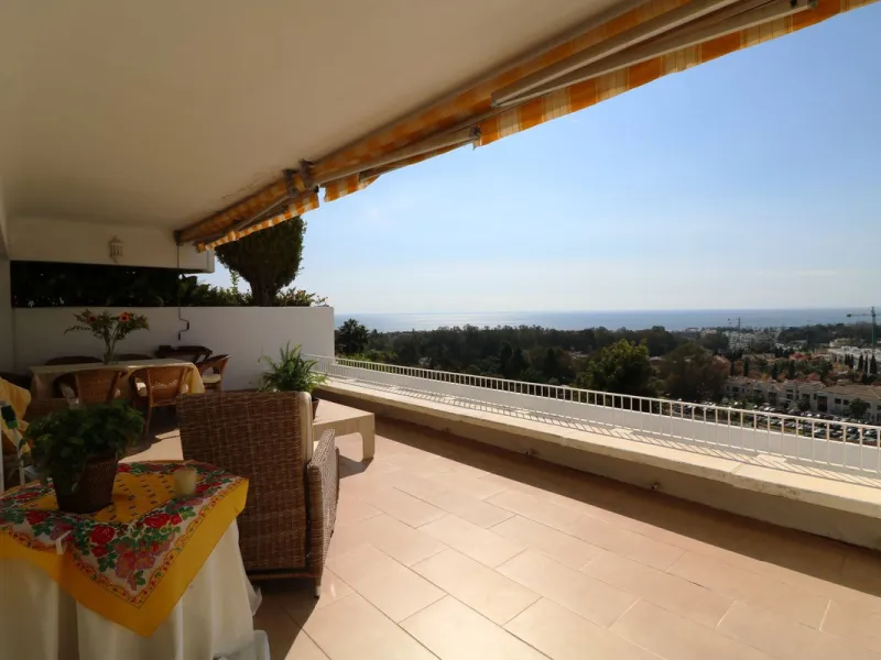 Splendid 2 bedroom luxury flat in one of the best urbanisations on Marbella's Golden Mile.