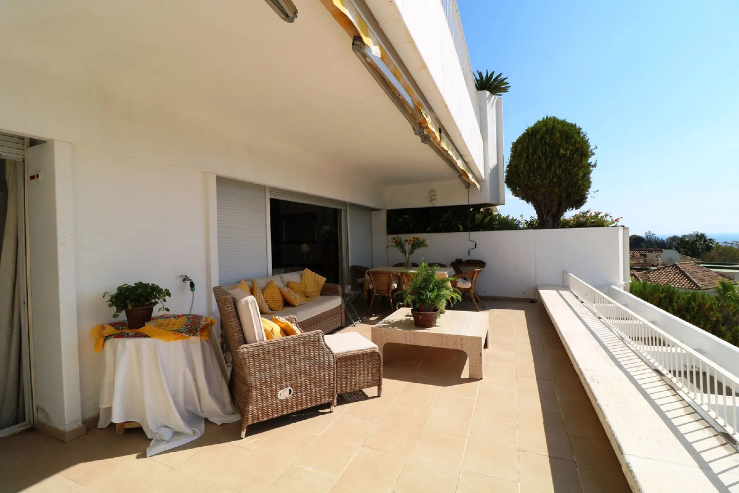 Splendid 2 bedroom luxury flat in one of the best urbanisations on Marbella's Golden Mile.