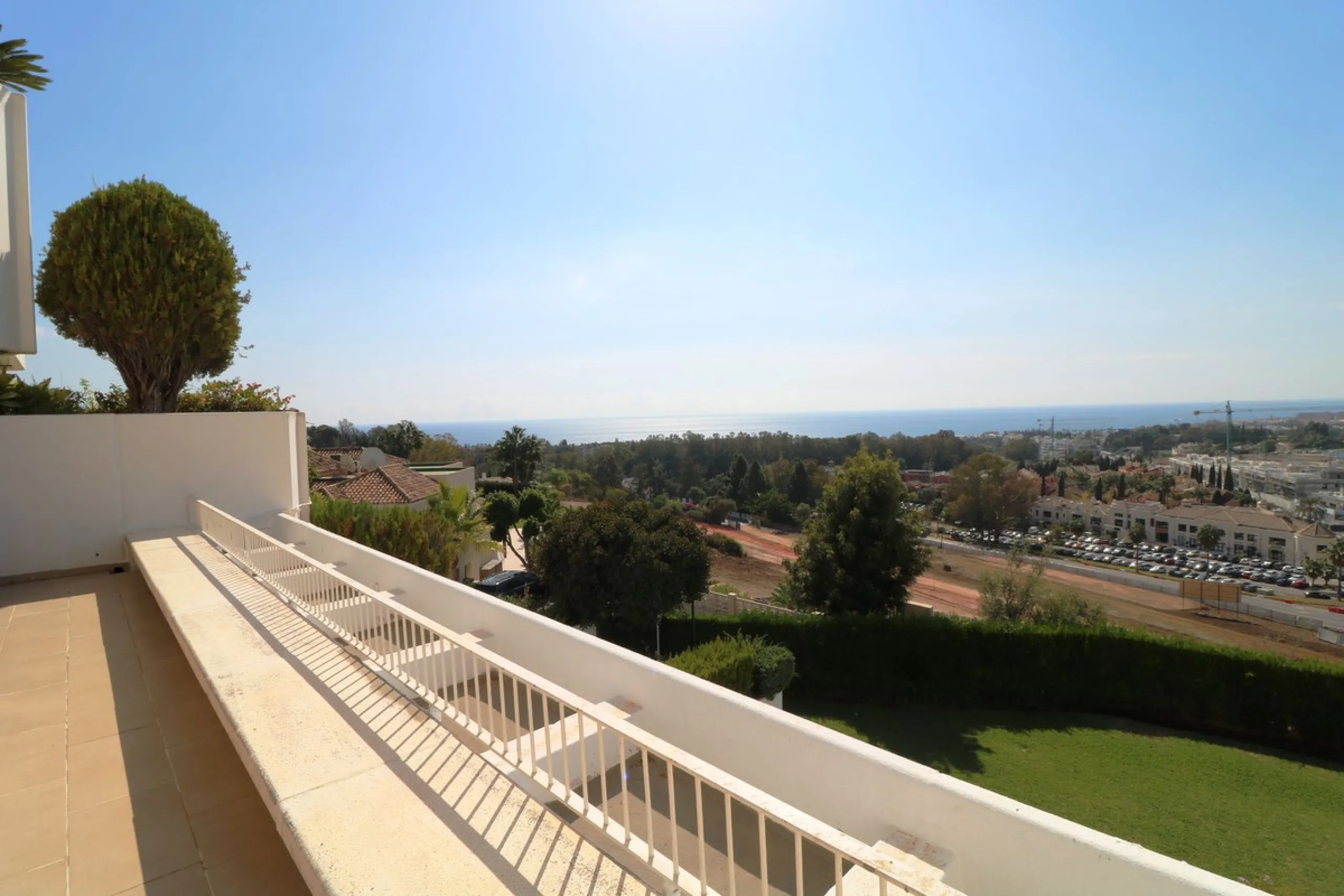 Splendid 2 bedroom luxury flat in one of the best urbanisations on Marbella's Golden Mile.