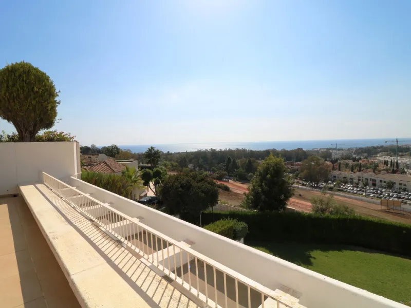 Splendid 2 bedroom luxury flat in one of the best urbanisations on Marbella's Golden Mile.