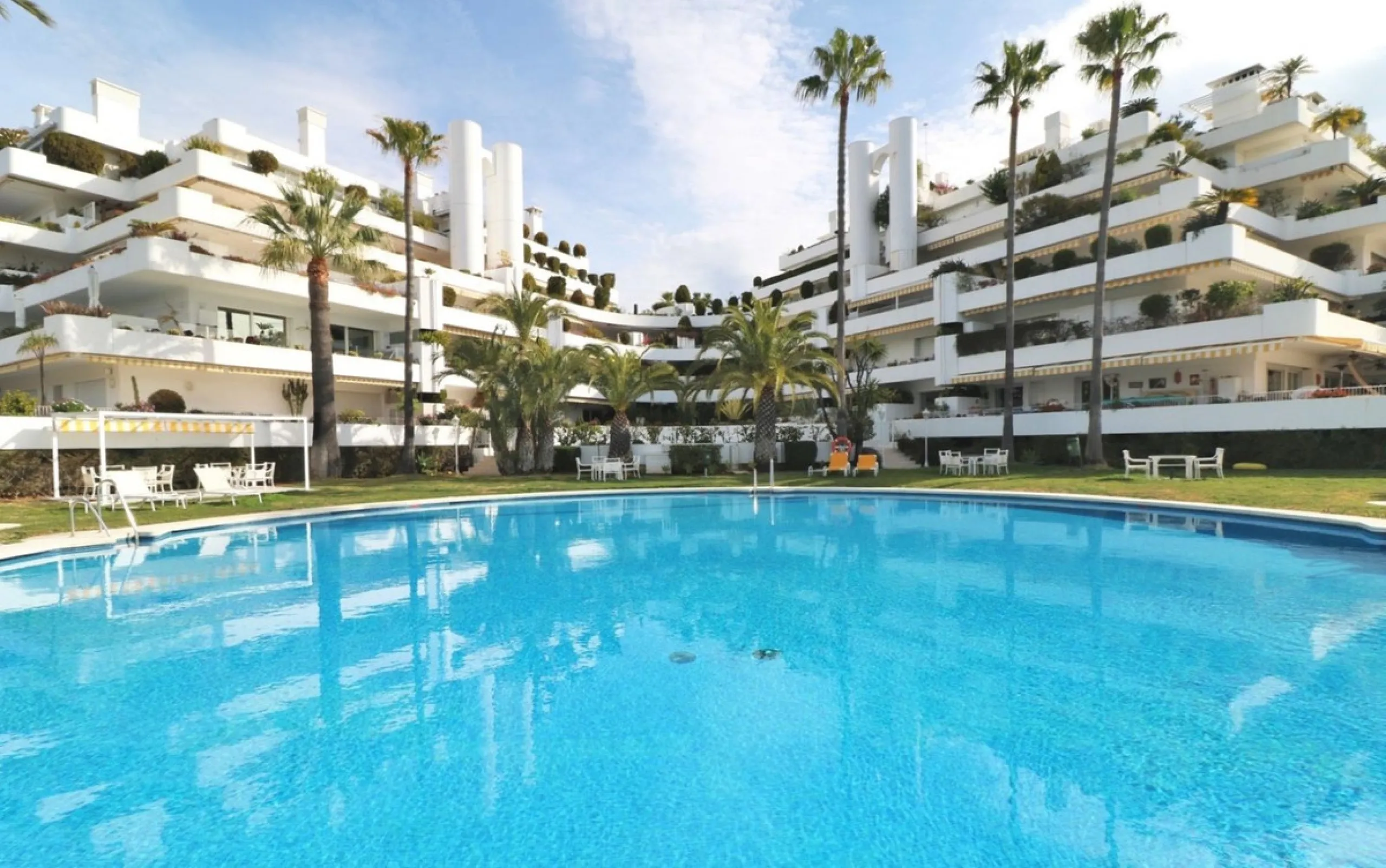 Splendid 2 bedroom luxury flat in one of the best urbanisations on Marbella's Golden Mile.