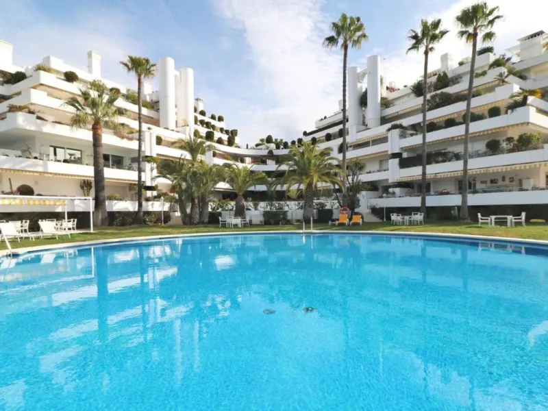 Splendid 2 bedroom luxury flat in one of the best urbanisations on Marbella's Golden Mile.