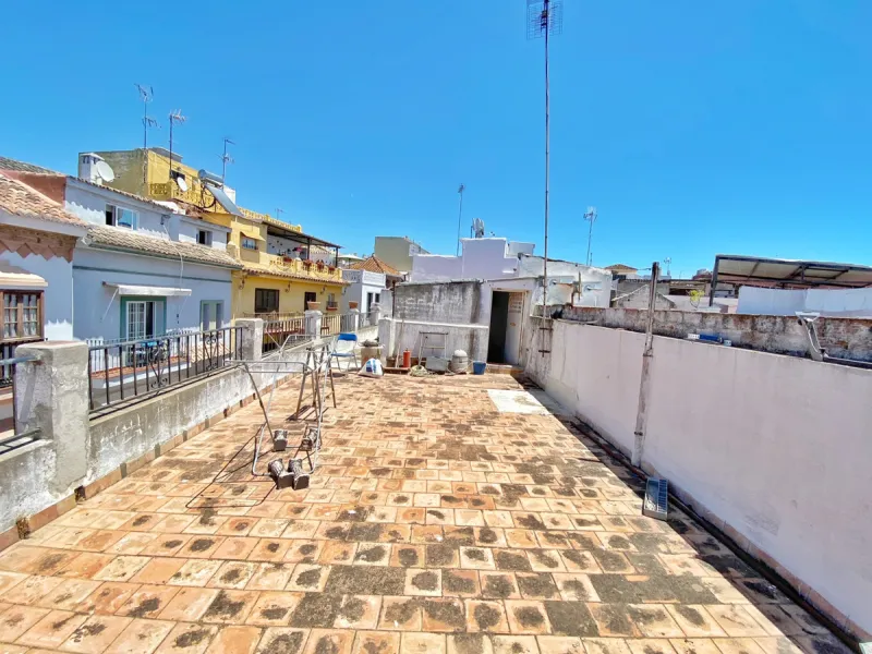 House located in the old town of Marbella composed of two floors, attic plus a large solarium terrace and beautiful views around the old town.