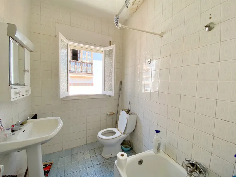 House located in the old town of Marbella composed of two floors, attic plus a large solarium terrace and beautiful views around the old town.