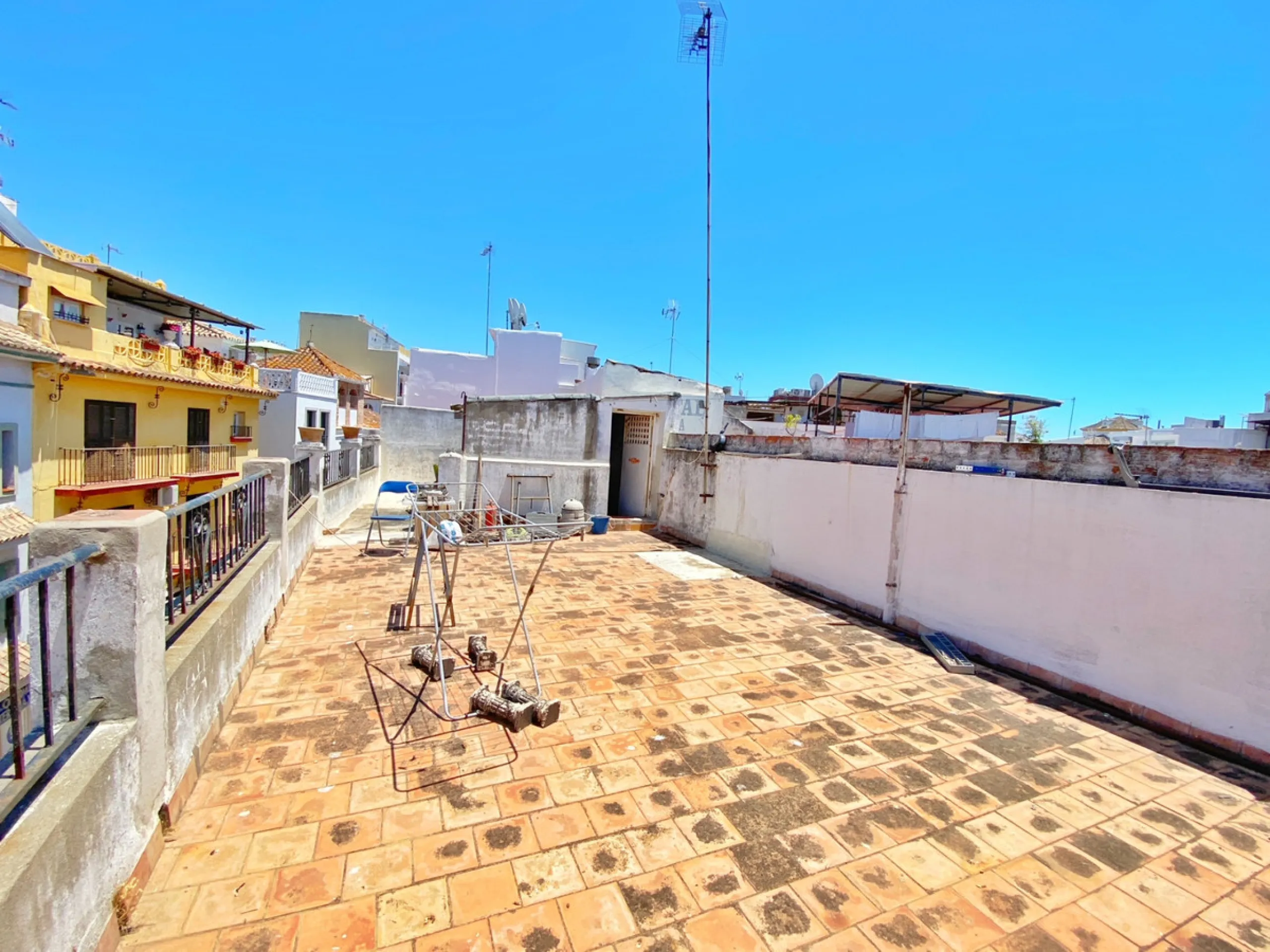 House located in the old town of Marbella composed of two floors, attic plus a large solarium terrace and beautiful views around the old town.
