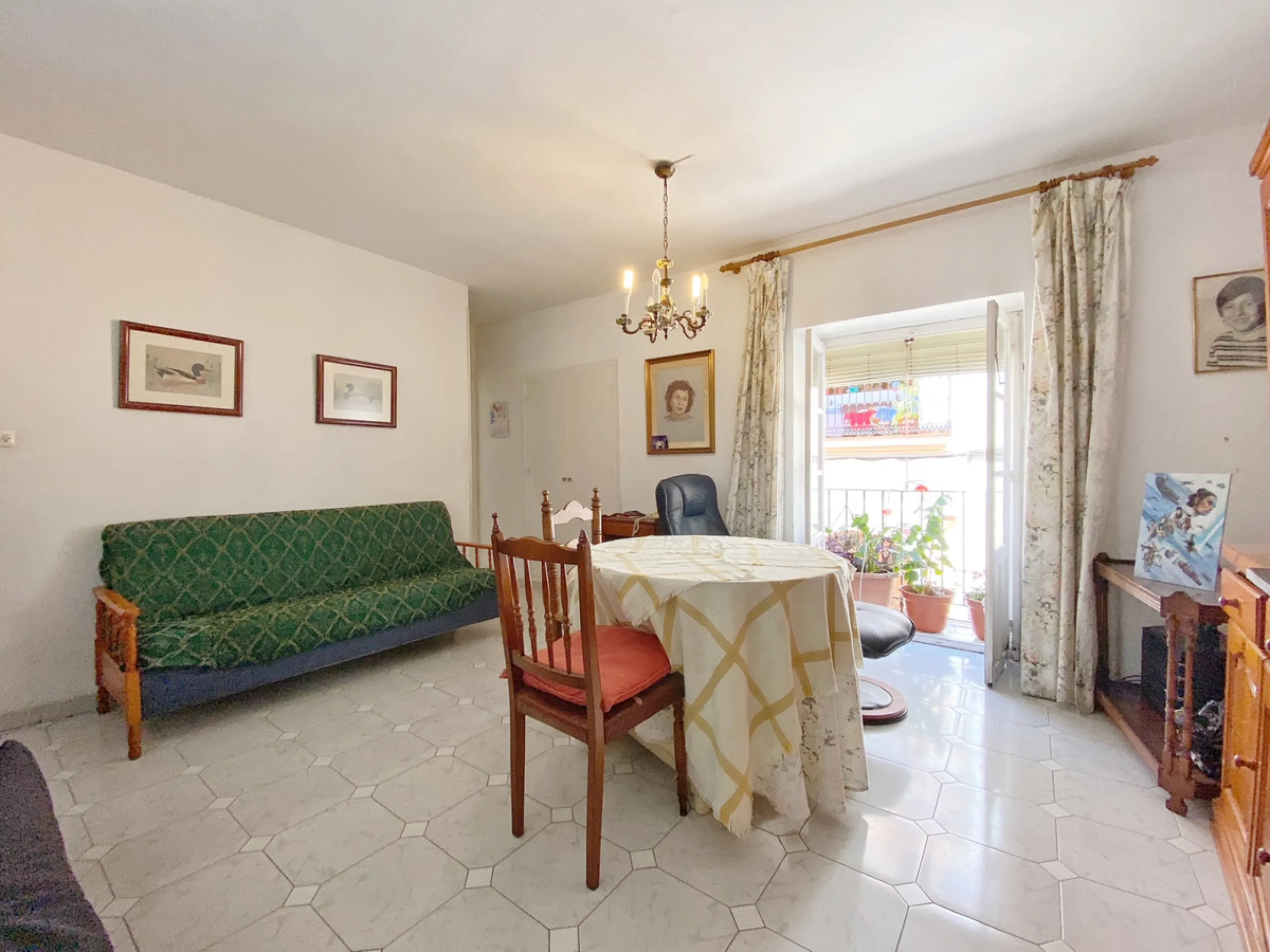 House located in the old town of Marbella composed of two floors, attic plus a large solarium terrace and beautiful views around the old town.