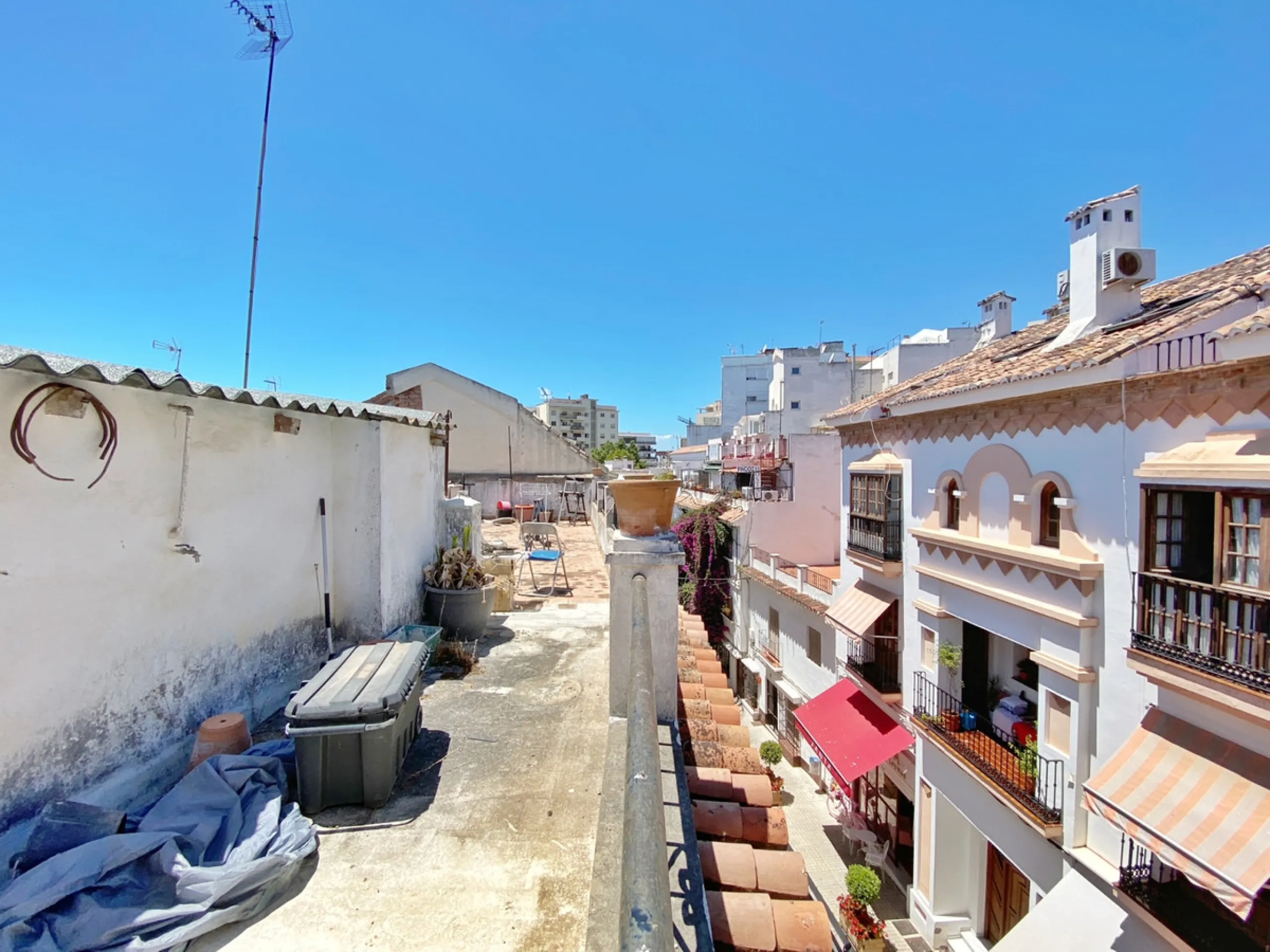 House located in the old town of Marbella composed of two floors, attic plus a large solarium terrace and beautiful views around the old town.