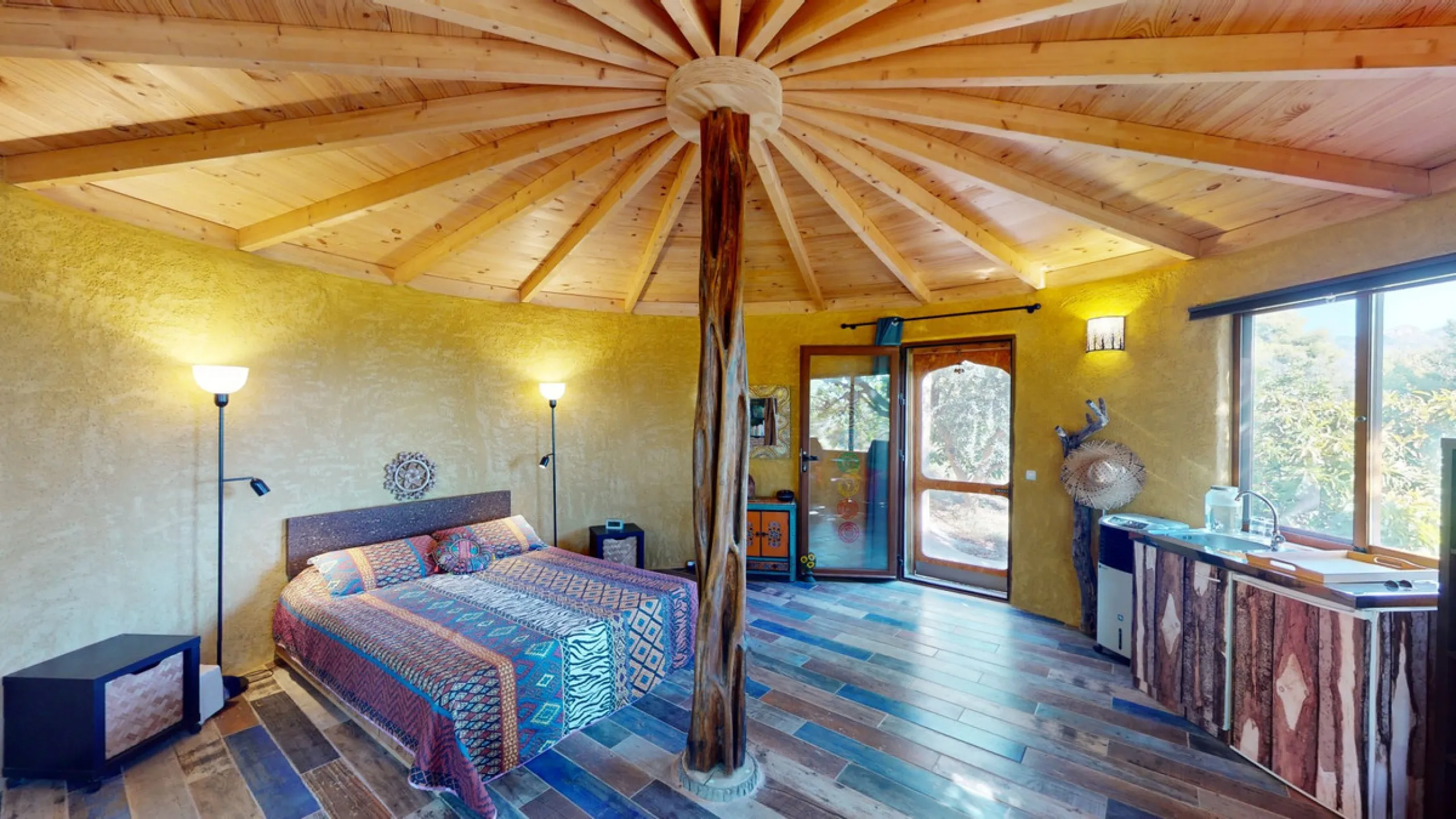 Between the Sierra de Almijara and the Mediterranean Sea lies this spectacular ecological finca of 4 hectares, bordering the natural park Maro-Cerro Gorde, which provides a haven of tranquillity and enormous privacy. The property has a plot of 35.955 squa
