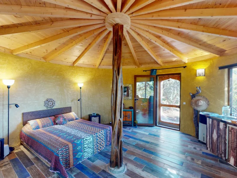 Between the Sierra de Almijara and the Mediterranean Sea lies this spectacular ecological finca of 4 hectares, bordering the natural park Maro-Cerro Gorde, which provides a haven of tranquillity and enormous privacy. The property has a plot of 35.955 squa