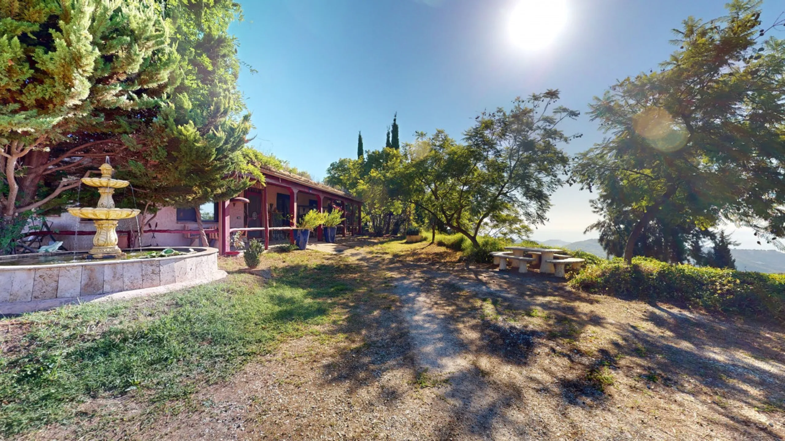 Between the Sierra de Almijara and the Mediterranean Sea lies this spectacular ecological finca of 4 hectares, bordering the natural park Maro-Cerro Gorde, which provides a haven of tranquillity and enormous privacy. The property has a plot of 35.955 squa