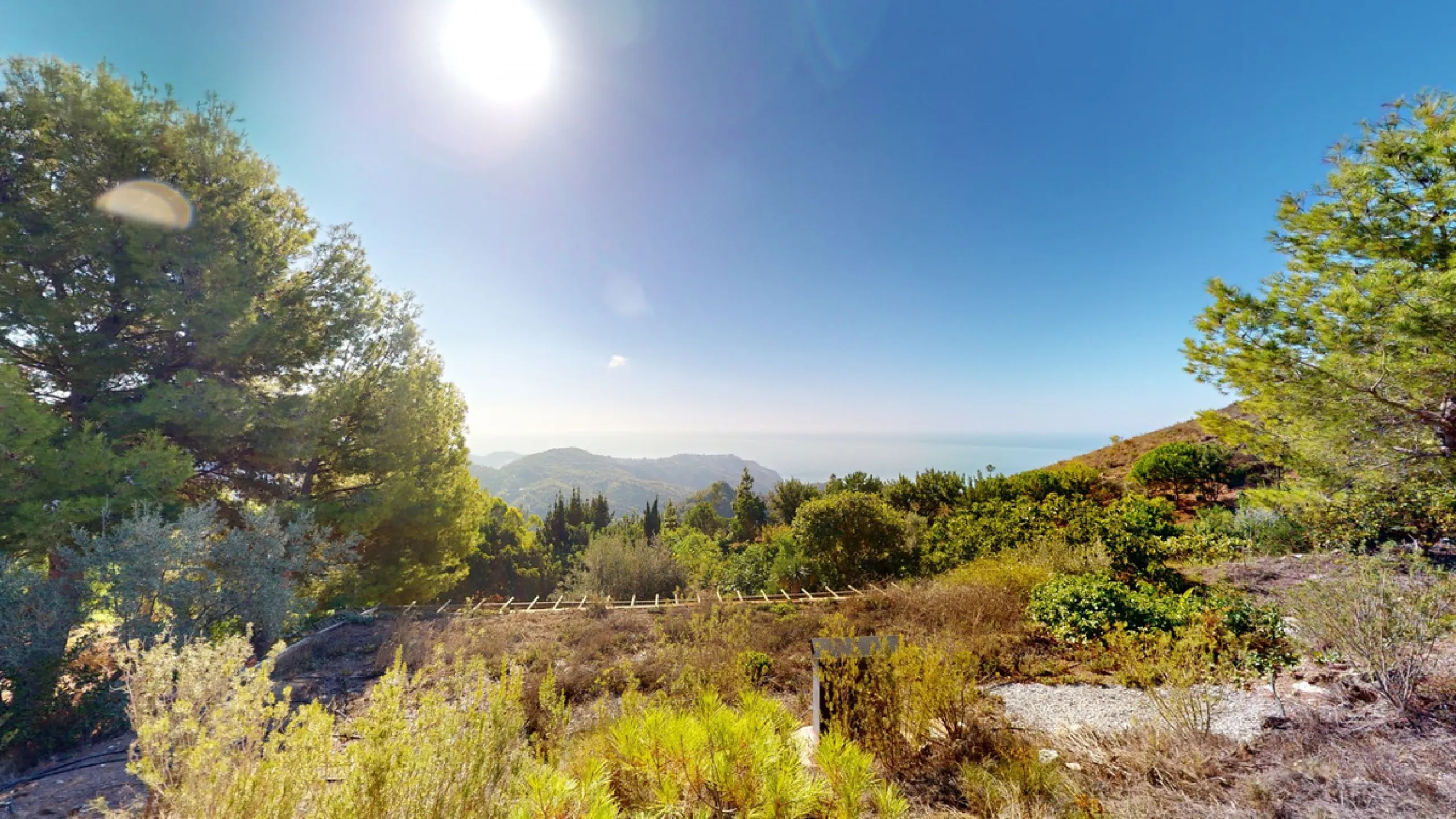 Between the Sierra de Almijara and the Mediterranean Sea lies this spectacular ecological finca of 4 hectares, bordering the natural park Maro-Cerro Gorde, which provides a haven of tranquillity and enormous privacy. The property has a plot of 35.955 squa
