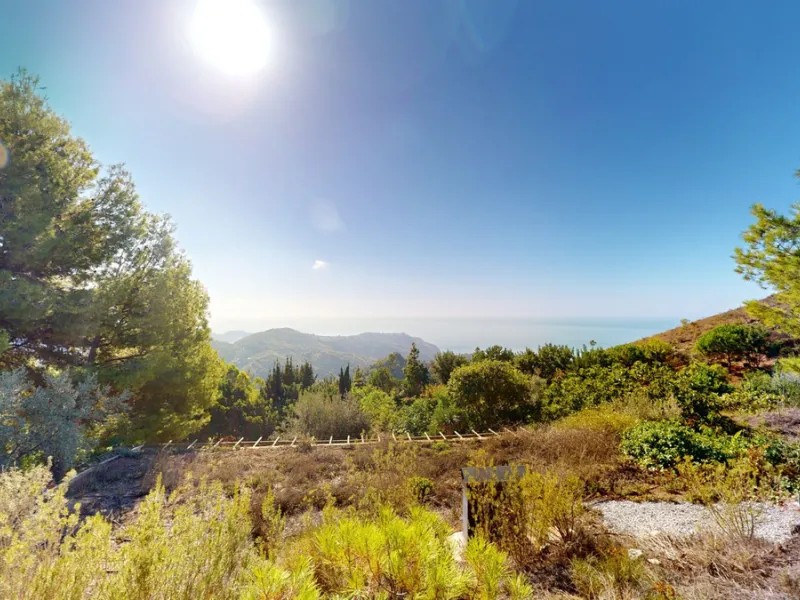 Between the Sierra de Almijara and the Mediterranean Sea lies this spectacular ecological finca of 4 hectares, bordering the natural park Maro-Cerro Gorde, which provides a haven of tranquillity and enormous privacy. The property has a plot of 35.955 squa