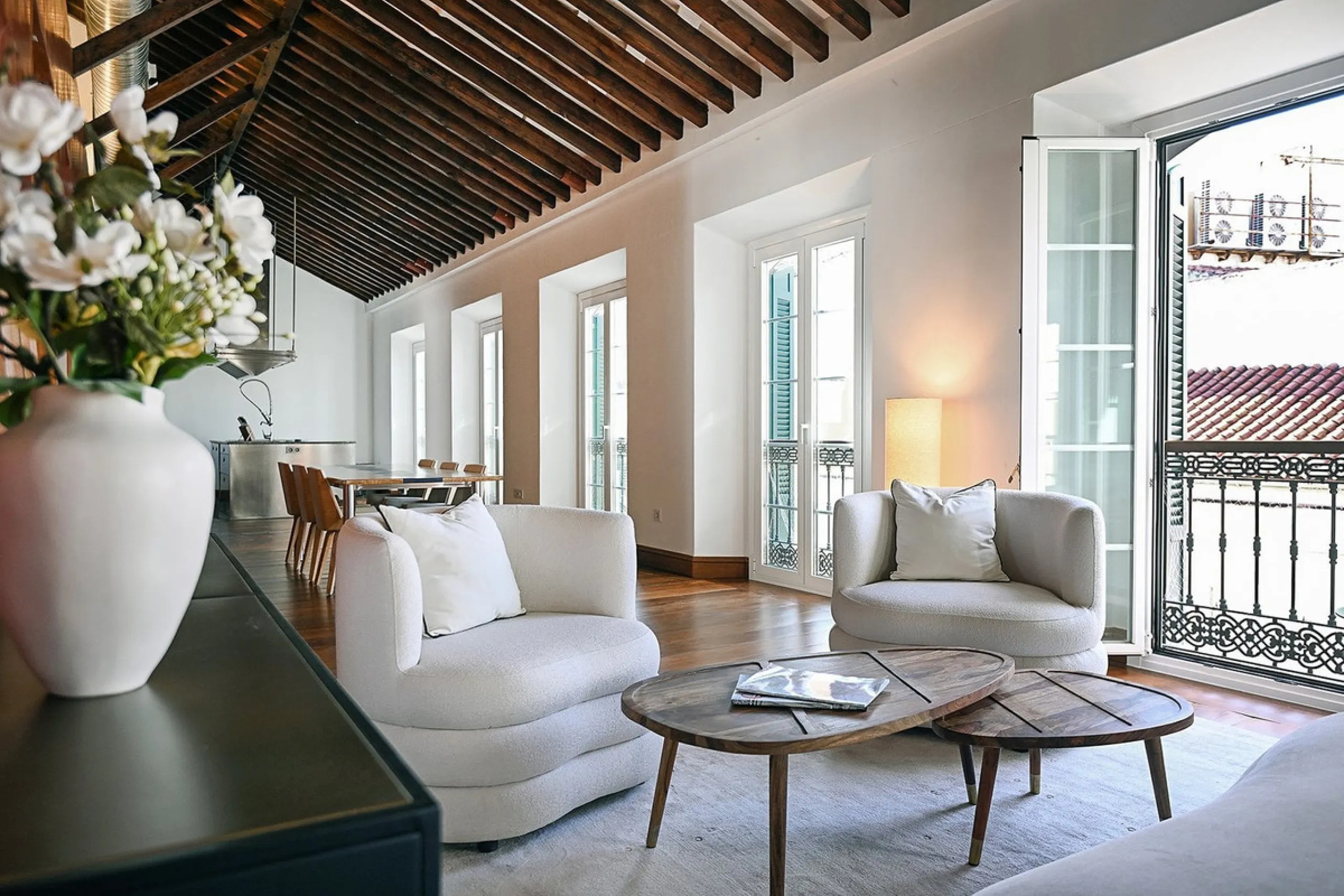 In the heart of Málaga's historic center, this absolutely exceptional property is located. The building, constructed in 1900, was rehabilitated by a renowned Spanish architect, respecting its original essence while incorporating high-quality finishes and 