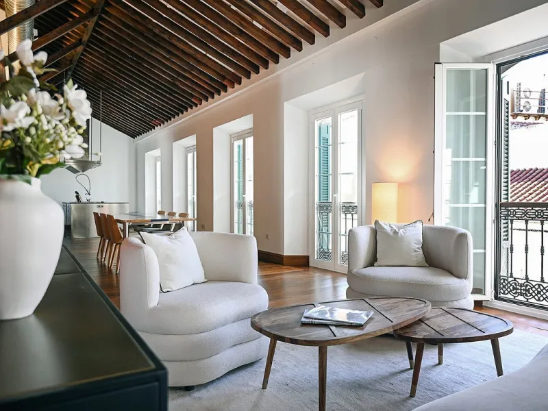 In the heart of Málaga's historic center, this absolutely exceptional property is located. The building, constructed in 1900, was rehabilitated by a renowned Spanish architect, respecting its original essence while incorporating high-quality finishes and 