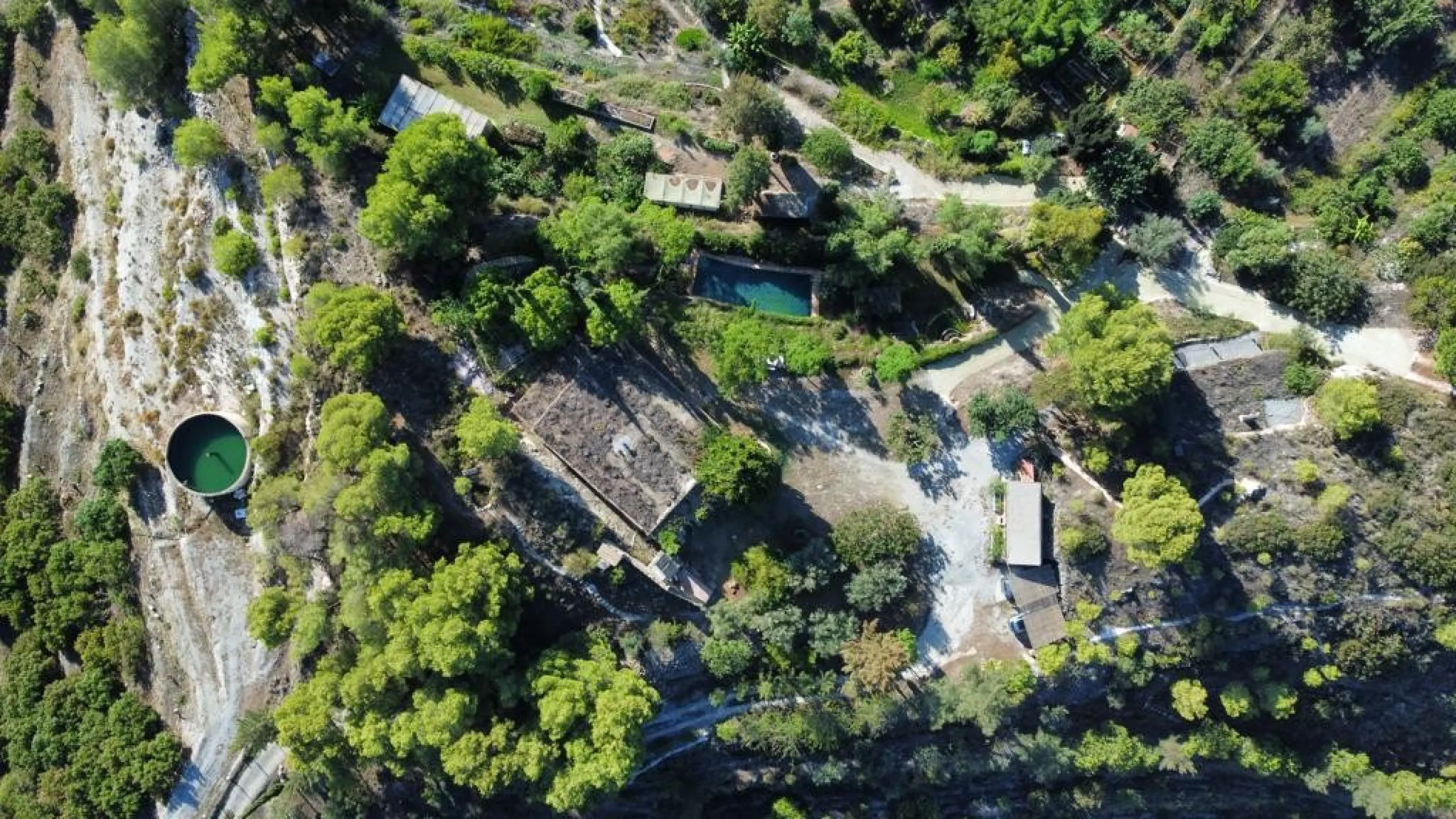 Between the Sierra de Almijara and the Mediterranean Sea lies this spectacular ecological finca of 4 hectares, bordering the natural park Maro-Cerro Gorde, which provides a haven of tranquillity and enormous privacy. The property has a plot of 35.955 squa
