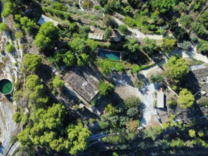Between the Sierra de Almijara and the Mediterranean Sea lies this spectacular ecological finca of 4 hectares, bordering the natural park Maro-Cerro Gorde, which provides a haven of tranquillity and enormous privacy. The property has a plot of 35.955 squa