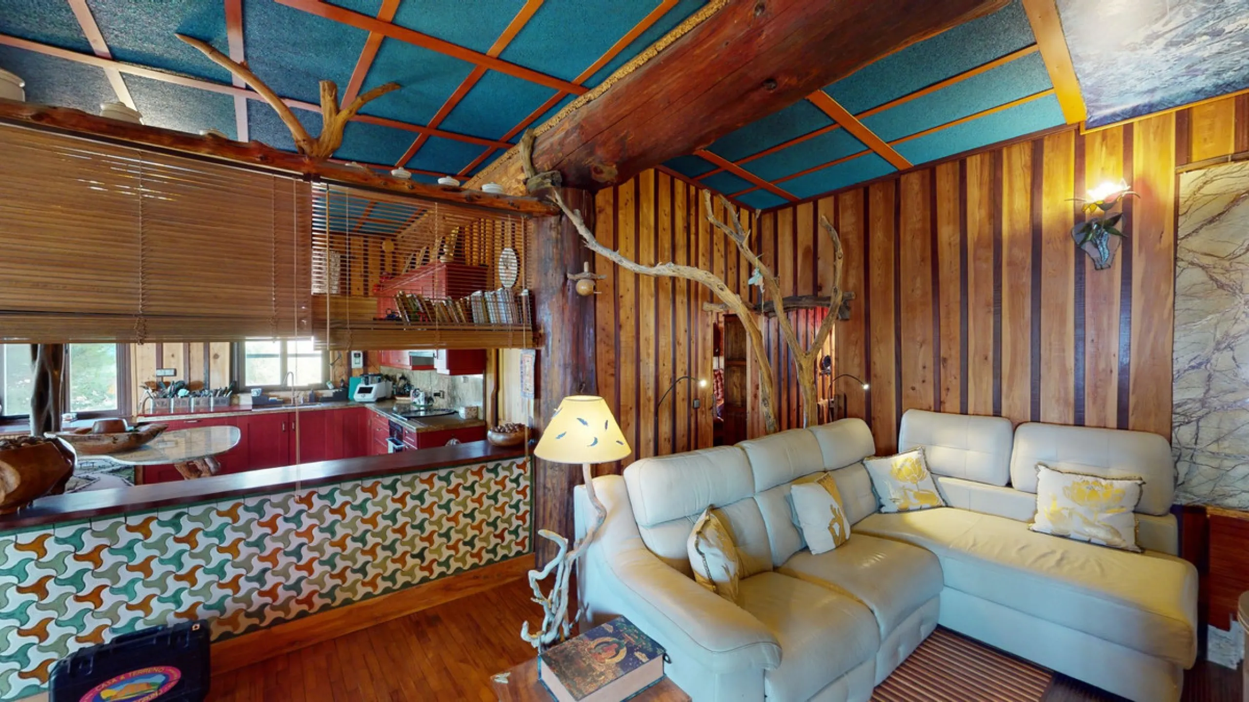 Between the Sierra de Almijara and the Mediterranean Sea lies this spectacular ecological finca of 4 hectares, bordering the natural park Maro-Cerro Gorde, which provides a haven of tranquillity and enormous privacy. The property has a plot of 35.955 squa