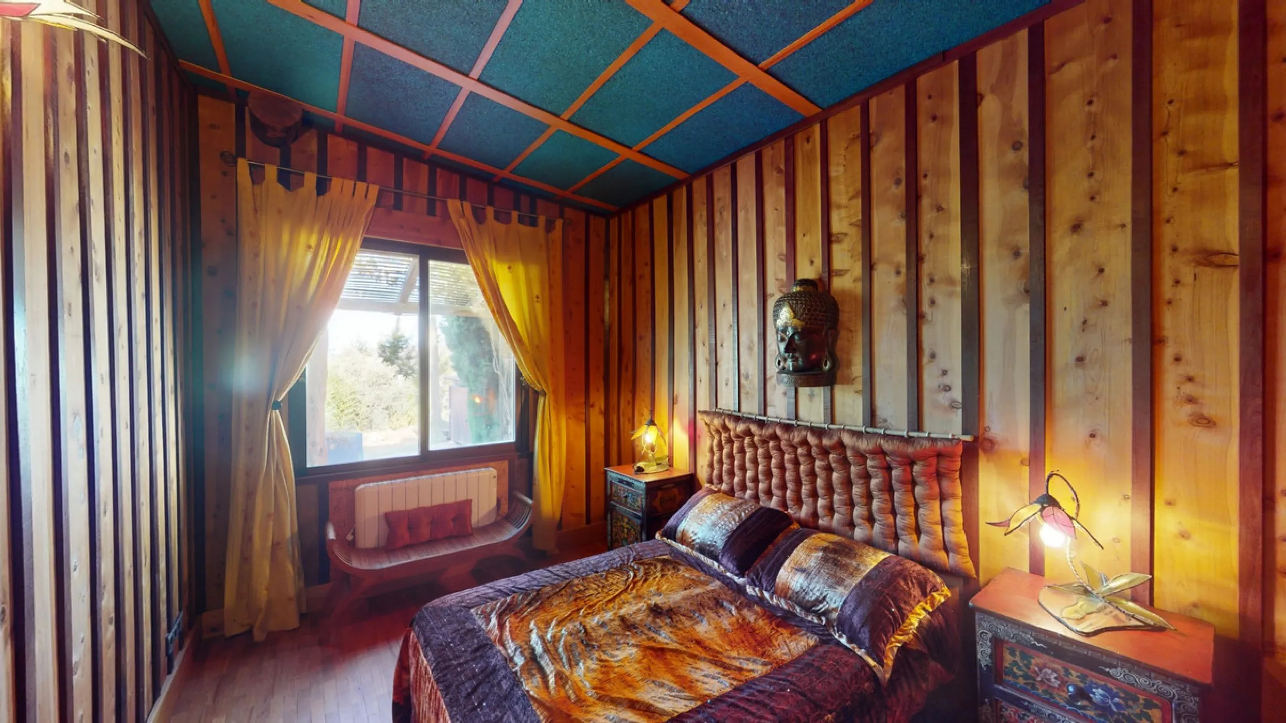 Between the Sierra de Almijara and the Mediterranean Sea lies this spectacular ecological finca of 4 hectares, bordering the natural park Maro-Cerro Gorde, which provides a haven of tranquillity and enormous privacy. The property has a plot of 35.955 squa