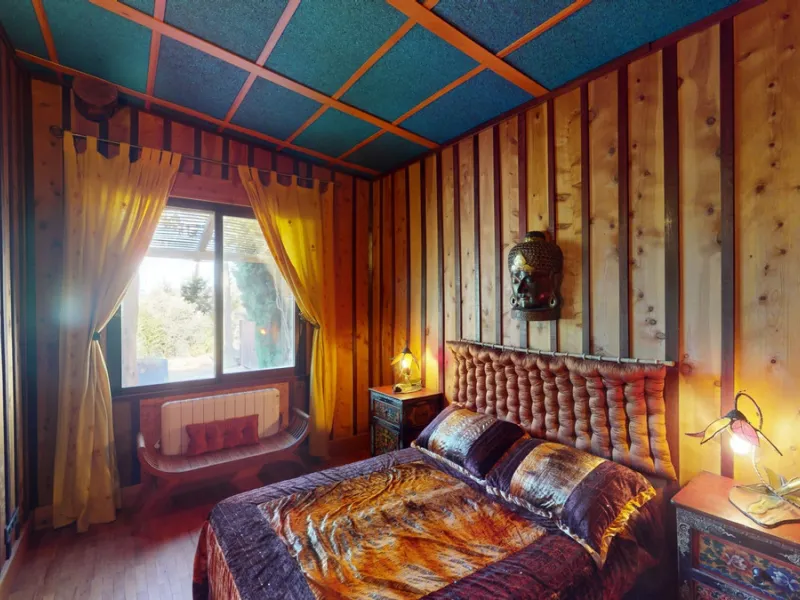 Between the Sierra de Almijara and the Mediterranean Sea lies this spectacular ecological finca of 4 hectares, bordering the natural park Maro-Cerro Gorde, which provides a haven of tranquillity and enormous privacy. The property has a plot of 35.955 squa