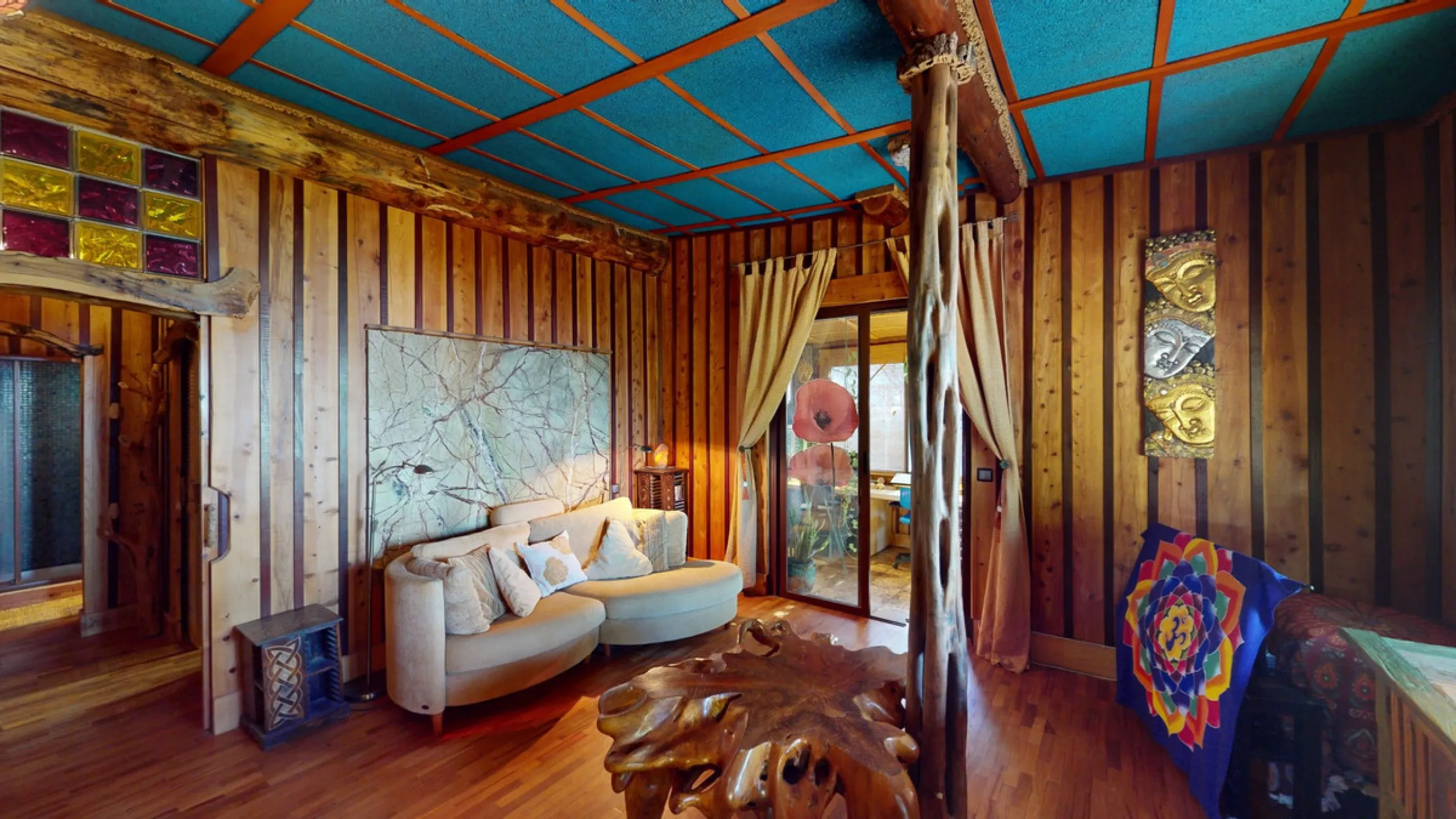 Between the Sierra de Almijara and the Mediterranean Sea lies this spectacular ecological finca of 4 hectares, bordering the natural park Maro-Cerro Gorde, which provides a haven of tranquillity and enormous privacy. The property has a plot of 35.955 squa