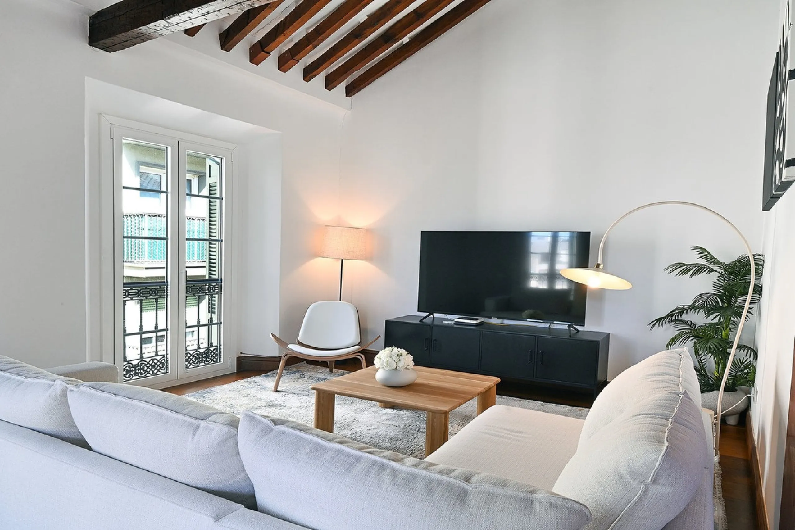 In the heart of Málaga's historic center, this absolutely exceptional property is located. The building, constructed in 1900, was rehabilitated by a renowned Spanish architect, respecting its original essence while incorporating high-quality finishes and 