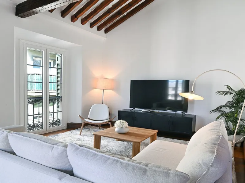In the heart of Málaga's historic center, this absolutely exceptional property is located. The building, constructed in 1900, was rehabilitated by a renowned Spanish architect, respecting its original essence while incorporating high-quality finishes and 