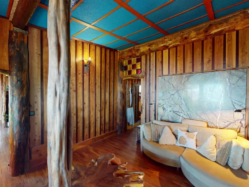 Between the Sierra de Almijara and the Mediterranean Sea lies this spectacular ecological finca of 4 hectares, bordering the natural park Maro-Cerro Gorde, which provides a haven of tranquillity and enormous privacy. The property has a plot of 35.955 squa