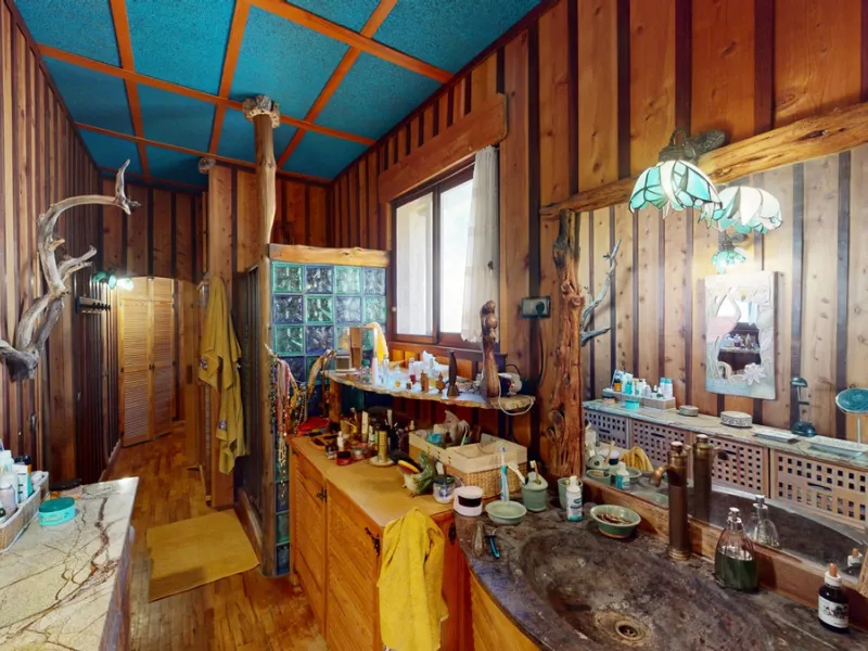 Between the Sierra de Almijara and the Mediterranean Sea lies this spectacular ecological finca of 4 hectares, bordering the natural park Maro-Cerro Gorde, which provides a haven of tranquillity and enormous privacy. The property has a plot of 35.955 squa