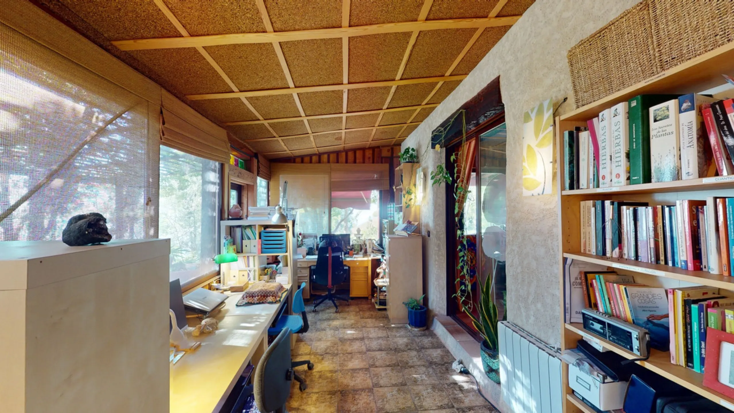 Between the Sierra de Almijara and the Mediterranean Sea lies this spectacular ecological finca of 4 hectares, bordering the natural park Maro-Cerro Gorde, which provides a haven of tranquillity and enormous privacy. The property has a plot of 35.955 squa