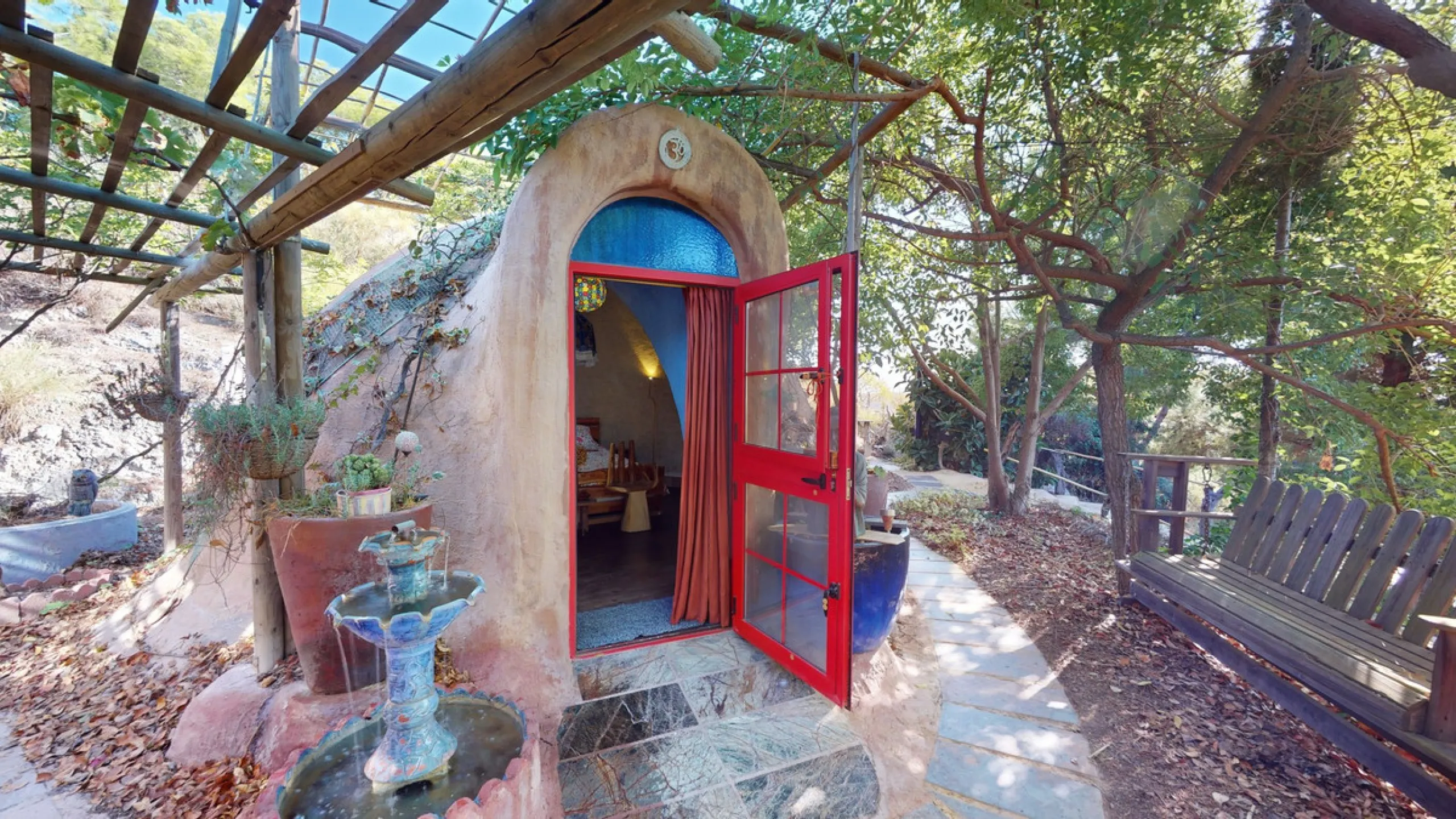 Between the Sierra de Almijara and the Mediterranean Sea lies this spectacular ecological finca of 4 hectares, bordering the natural park Maro-Cerro Gorde, which provides a haven of tranquillity and enormous privacy. The property has a plot of 35.955 squa