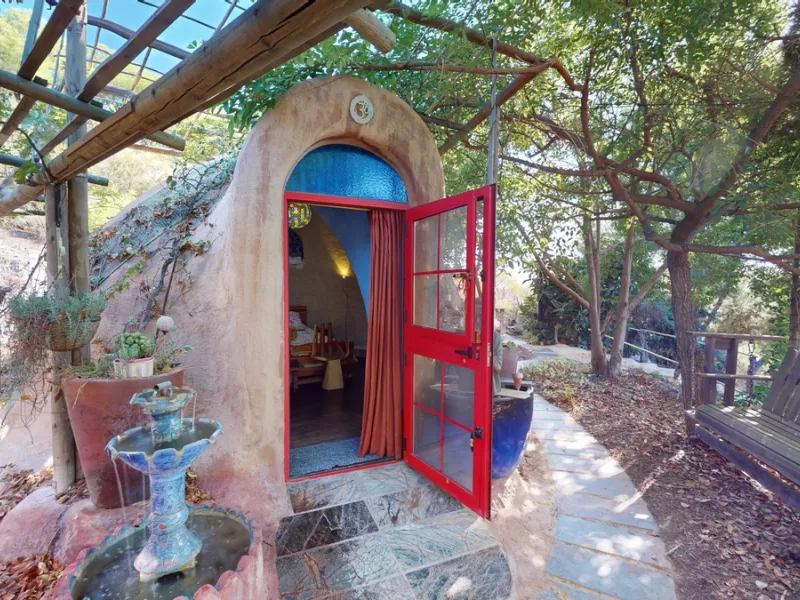 Between the Sierra de Almijara and the Mediterranean Sea lies this spectacular ecological finca of 4 hectares, bordering the natural park Maro-Cerro Gorde, which provides a haven of tranquillity and enormous privacy. The property has a plot of 35.955 squa