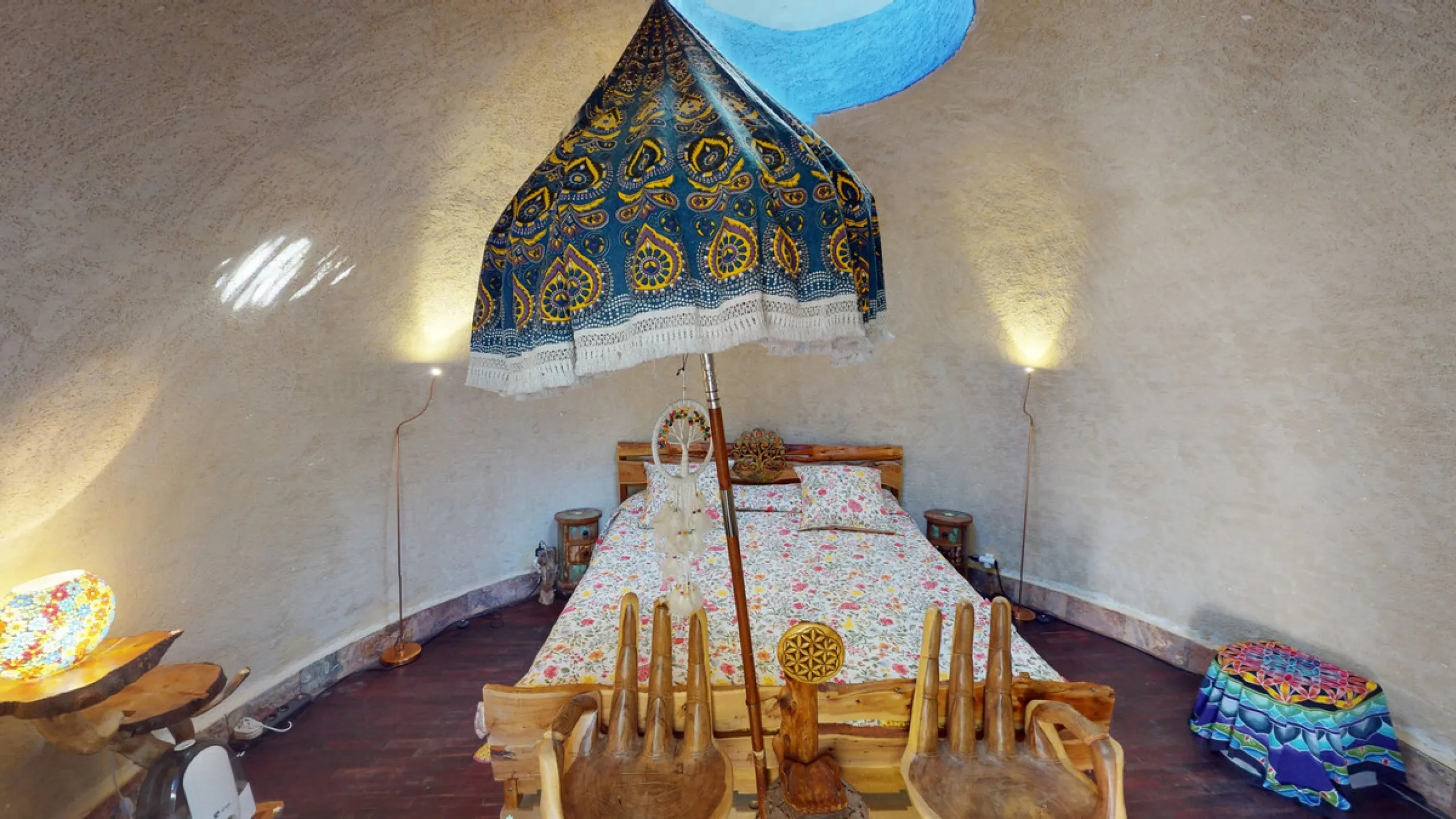 Between the Sierra de Almijara and the Mediterranean Sea lies this spectacular ecological finca of 4 hectares, bordering the natural park Maro-Cerro Gorde, which provides a haven of tranquillity and enormous privacy. The property has a plot of 35.955 squa