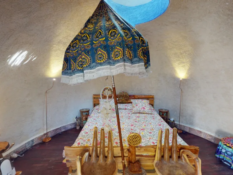 Between the Sierra de Almijara and the Mediterranean Sea lies this spectacular ecological finca of 4 hectares, bordering the natural park Maro-Cerro Gorde, which provides a haven of tranquillity and enormous privacy. The property has a plot of 35.955 squa
