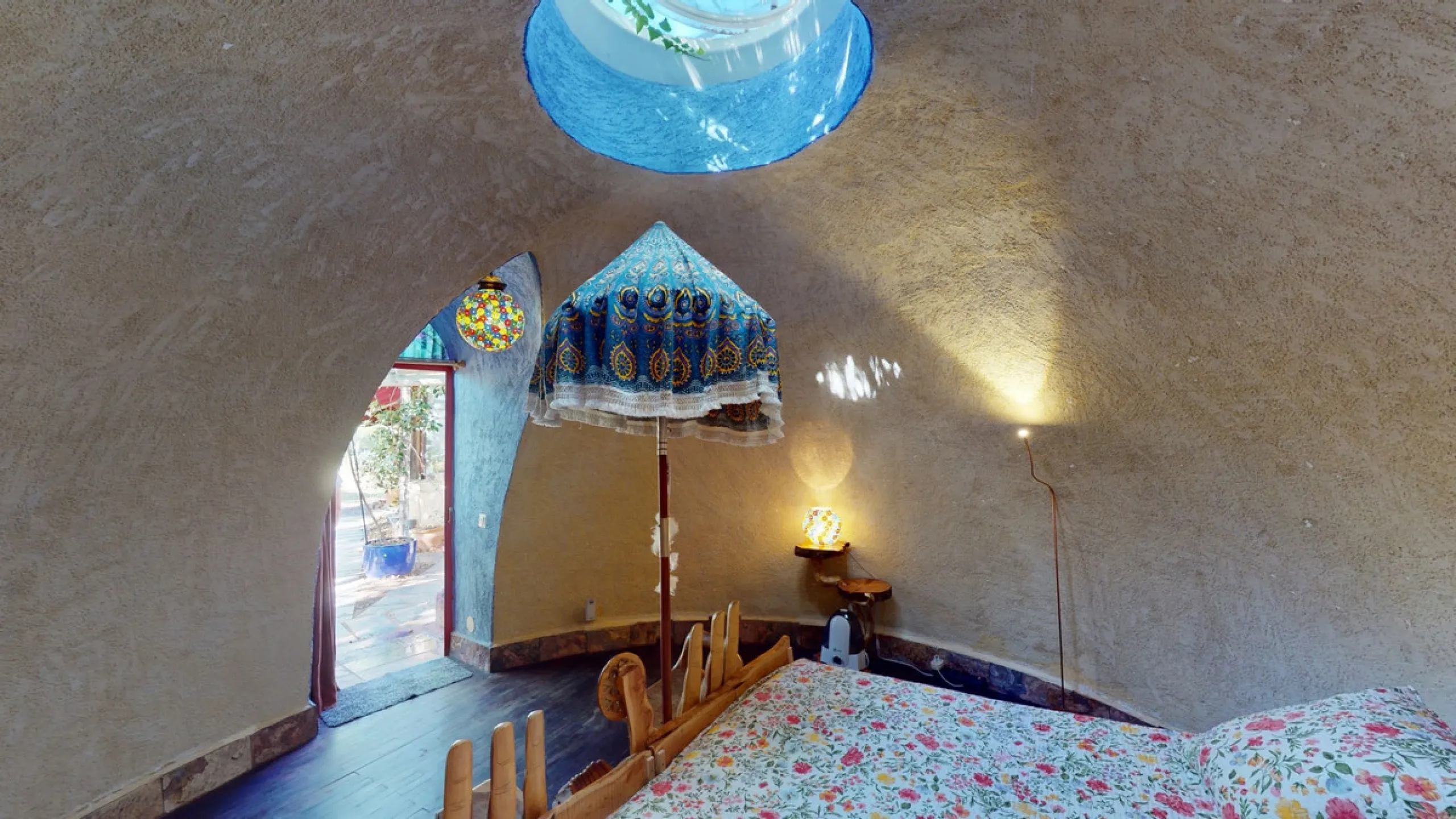 Between the Sierra de Almijara and the Mediterranean Sea lies this spectacular ecological finca of 4 hectares, bordering the natural park Maro-Cerro Gorde, which provides a haven of tranquillity and enormous privacy. The property has a plot of 35.955 squa