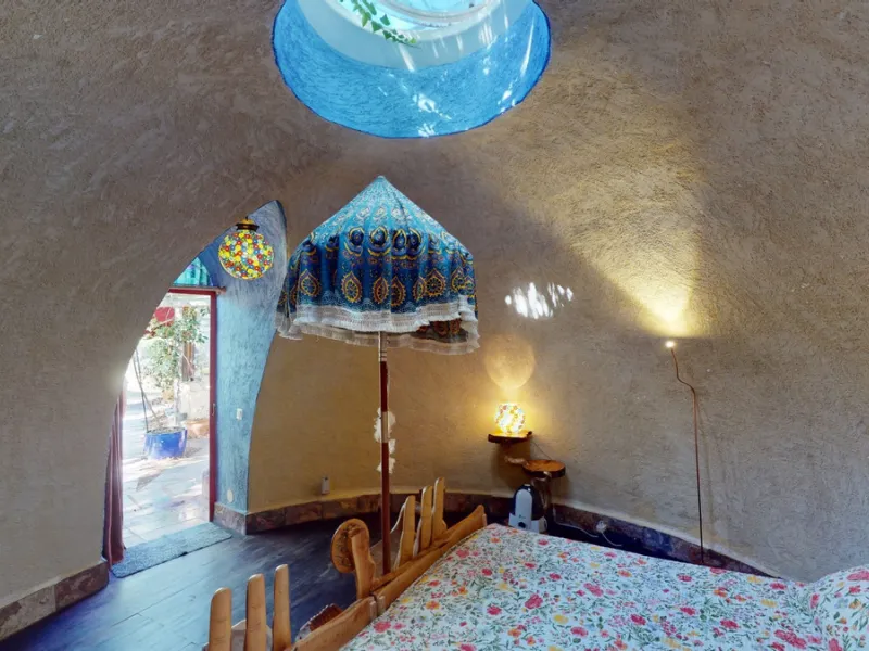 Between the Sierra de Almijara and the Mediterranean Sea lies this spectacular ecological finca of 4 hectares, bordering the natural park Maro-Cerro Gorde, which provides a haven of tranquillity and enormous privacy. The property has a plot of 35.955 squa