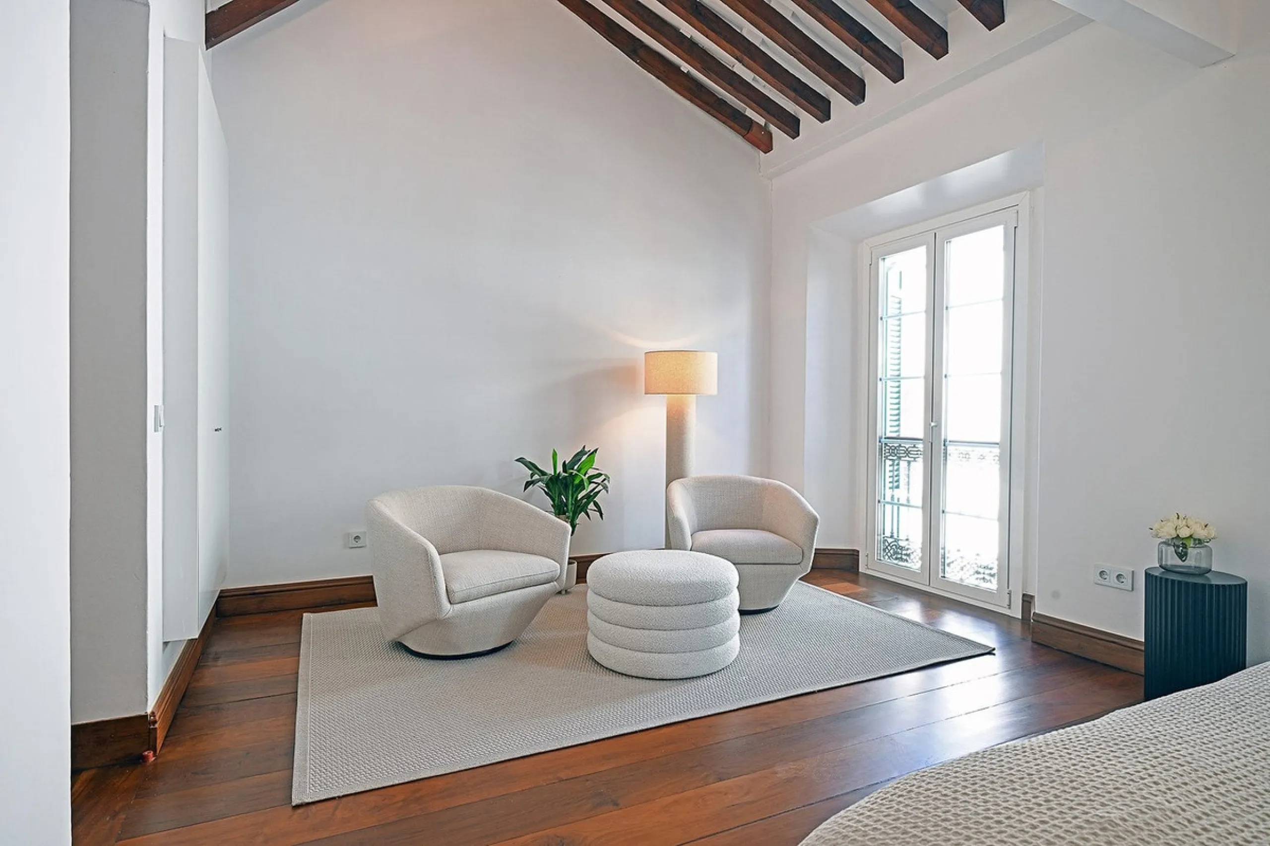 In the heart of Málaga's historic center, this absolutely exceptional property is located. The building, constructed in 1900, was rehabilitated by a renowned Spanish architect, respecting its original essence while incorporating high-quality finishes and 