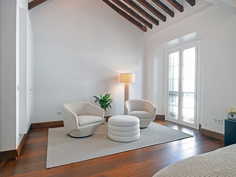 In the heart of Málaga's historic center, this absolutely exceptional property is located. The building, constructed in 1900, was rehabilitated by a renowned Spanish architect, respecting its original essence while incorporating high-quality finishes and 