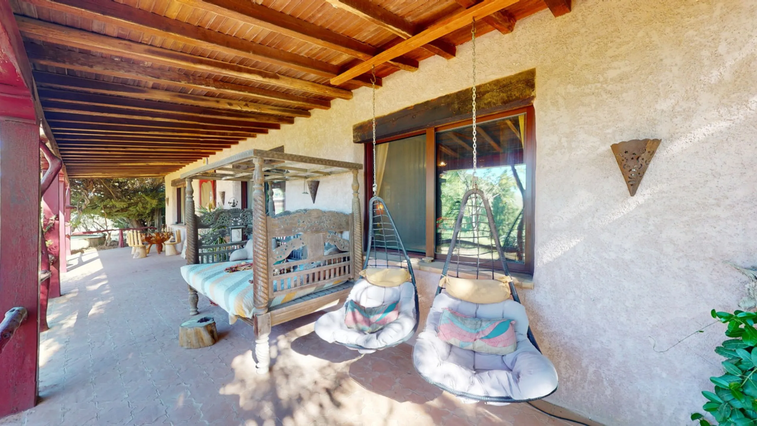 Between the Sierra de Almijara and the Mediterranean Sea lies this spectacular ecological finca of 4 hectares, bordering the natural park Maro-Cerro Gorde, which provides a haven of tranquillity and enormous privacy. The property has a plot of 35.955 squa