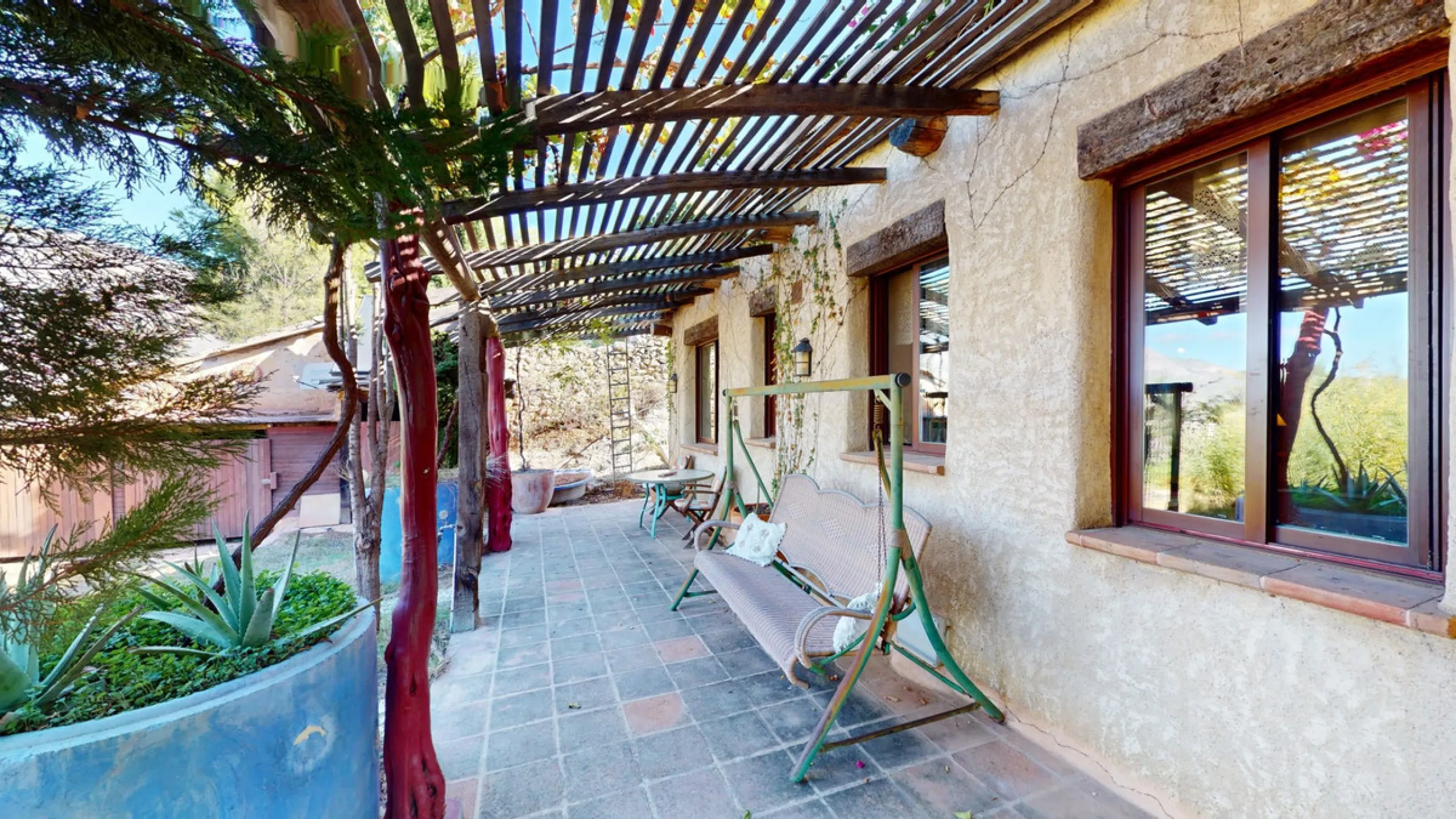 Between the Sierra de Almijara and the Mediterranean Sea lies this spectacular ecological finca of 4 hectares, bordering the natural park Maro-Cerro Gorde, which provides a haven of tranquillity and enormous privacy. The property has a plot of 35.955 squa