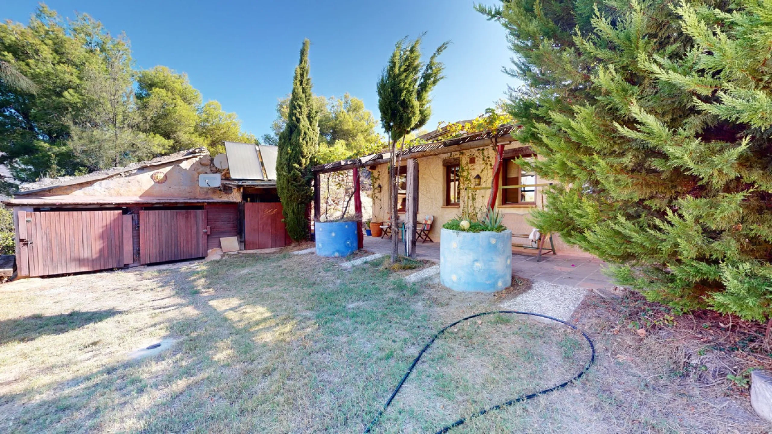 Between the Sierra de Almijara and the Mediterranean Sea lies this spectacular ecological finca of 4 hectares, bordering the natural park Maro-Cerro Gorde, which provides a haven of tranquillity and enormous privacy. The property has a plot of 35.955 squa