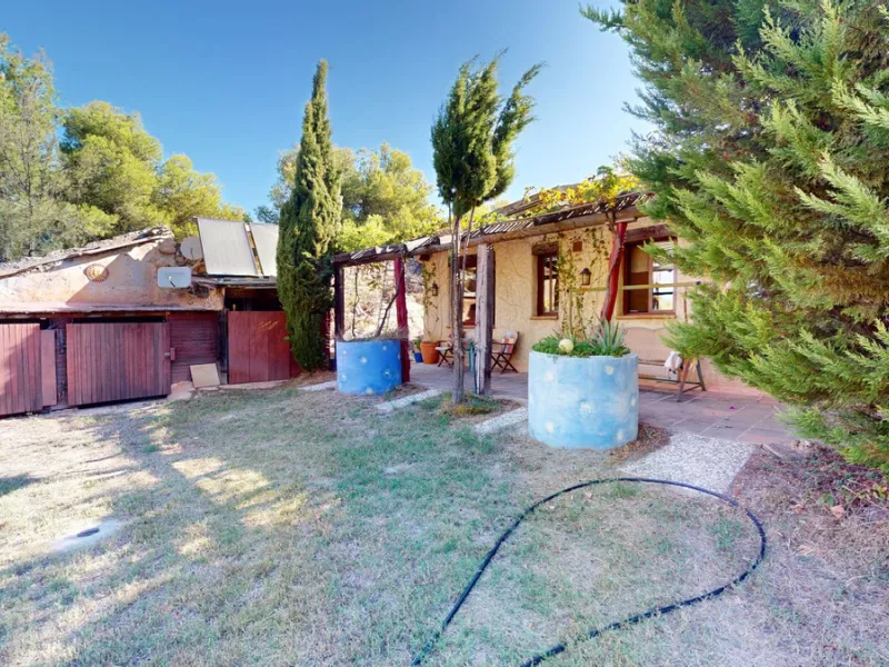 Between the Sierra de Almijara and the Mediterranean Sea lies this spectacular ecological finca of 4 hectares, bordering the natural park Maro-Cerro Gorde, which provides a haven of tranquillity and enormous privacy. The property has a plot of 35.955 squa