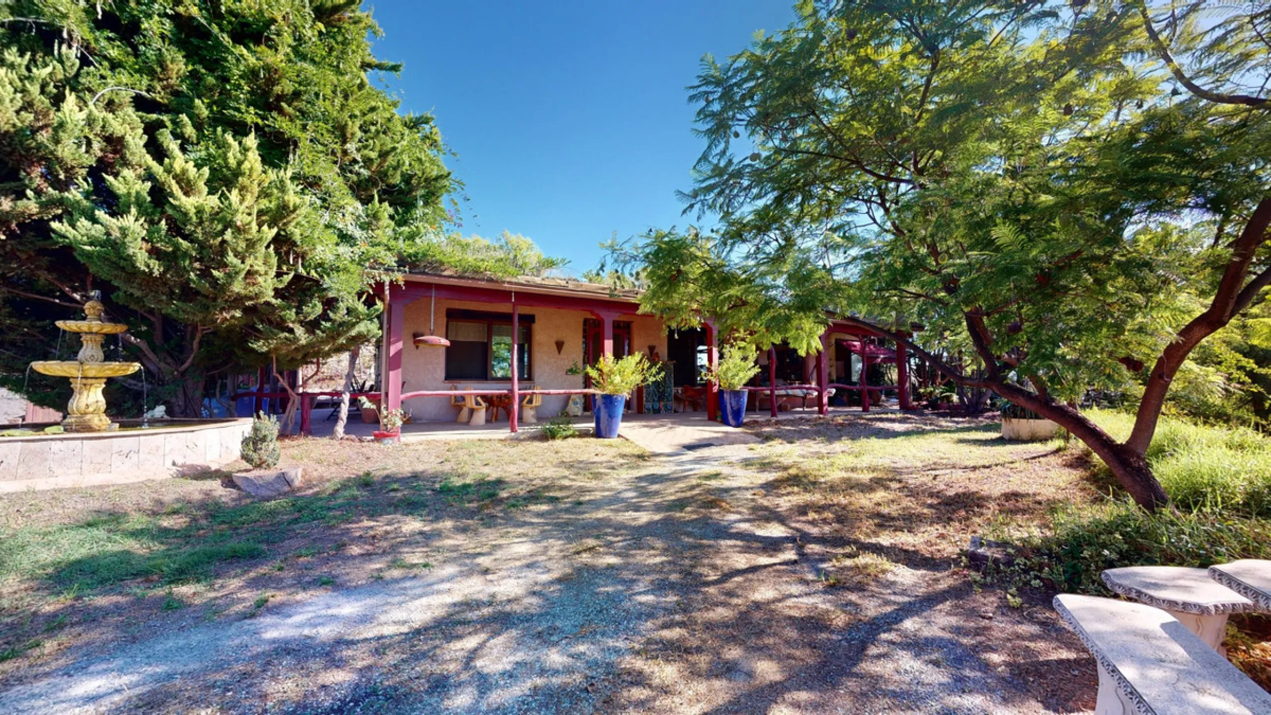 Between the Sierra de Almijara and the Mediterranean Sea lies this spectacular ecological finca of 4 hectares, bordering the natural park Maro-Cerro Gorde, which provides a haven of tranquillity and enormous privacy. The property has a plot of 35.955 squa