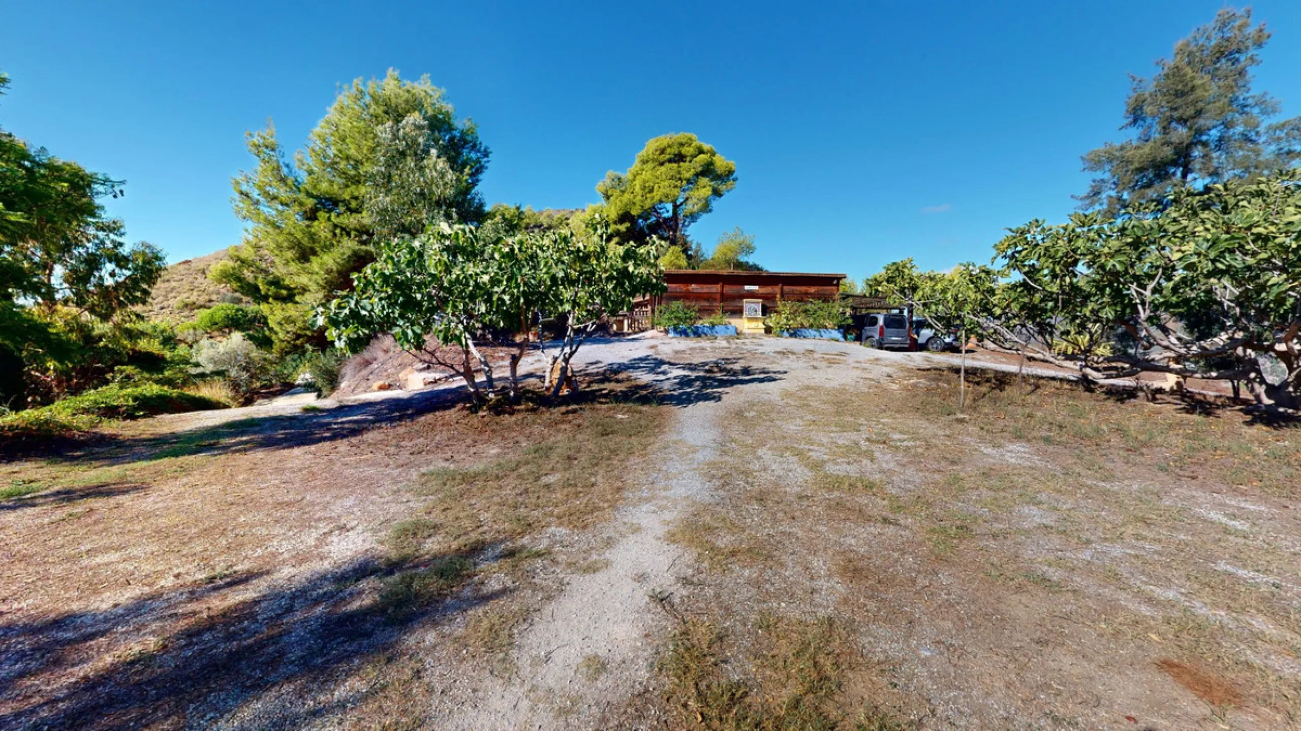Between the Sierra de Almijara and the Mediterranean Sea lies this spectacular ecological finca of 4 hectares, bordering the natural park Maro-Cerro Gorde, which provides a haven of tranquillity and enormous privacy. The property has a plot of 35.955 squa