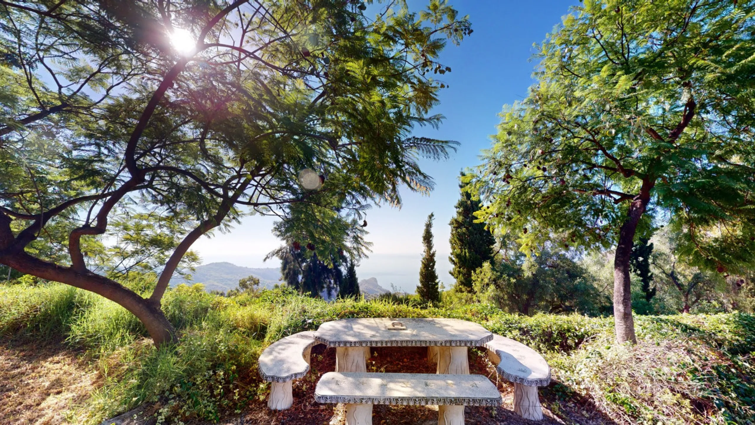 Between the Sierra de Almijara and the Mediterranean Sea lies this spectacular ecological finca of 4 hectares, bordering the natural park Maro-Cerro Gorde, which provides a haven of tranquillity and enormous privacy. The property has a plot of 35.955 squa