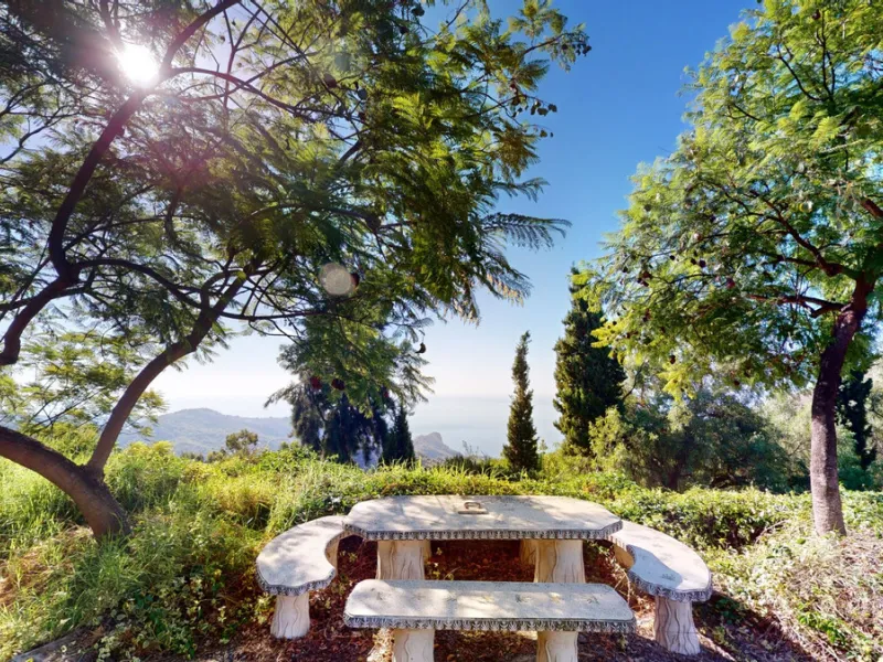 Between the Sierra de Almijara and the Mediterranean Sea lies this spectacular ecological finca of 4 hectares, bordering the natural park Maro-Cerro Gorde, which provides a haven of tranquillity and enormous privacy. The property has a plot of 35.955 squa